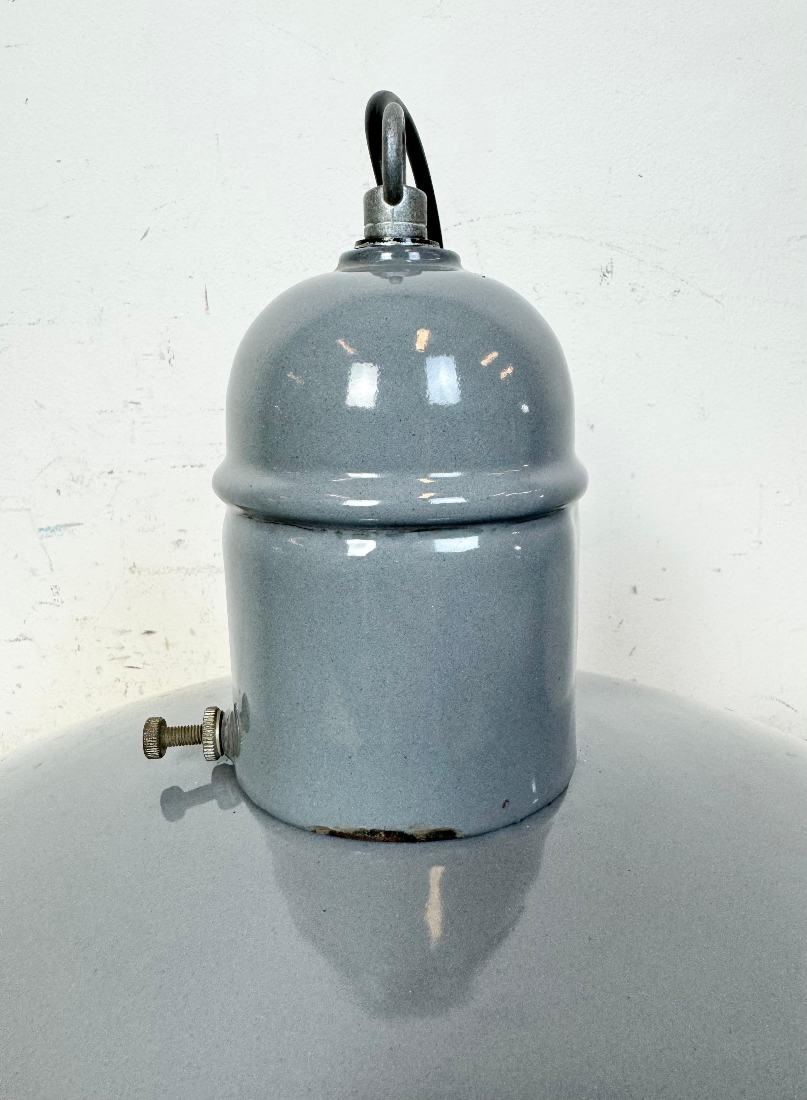 Lampada a sospensione industriale di fabbrica in smalto grigio, anni '60 in vendita 6