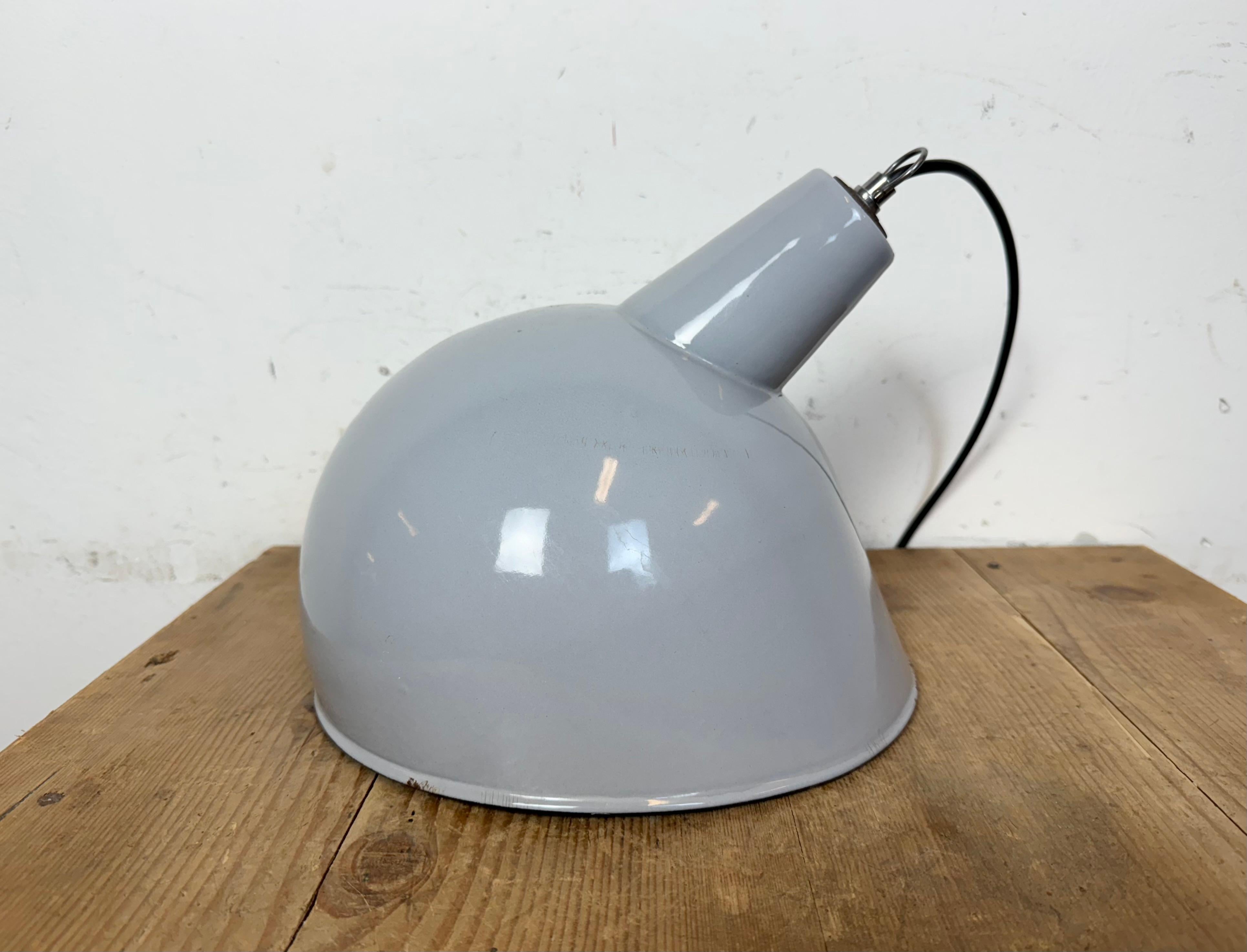 Lampada a sospensione industriale di fabbrica in smalto grigio, anni '60 in vendita 6