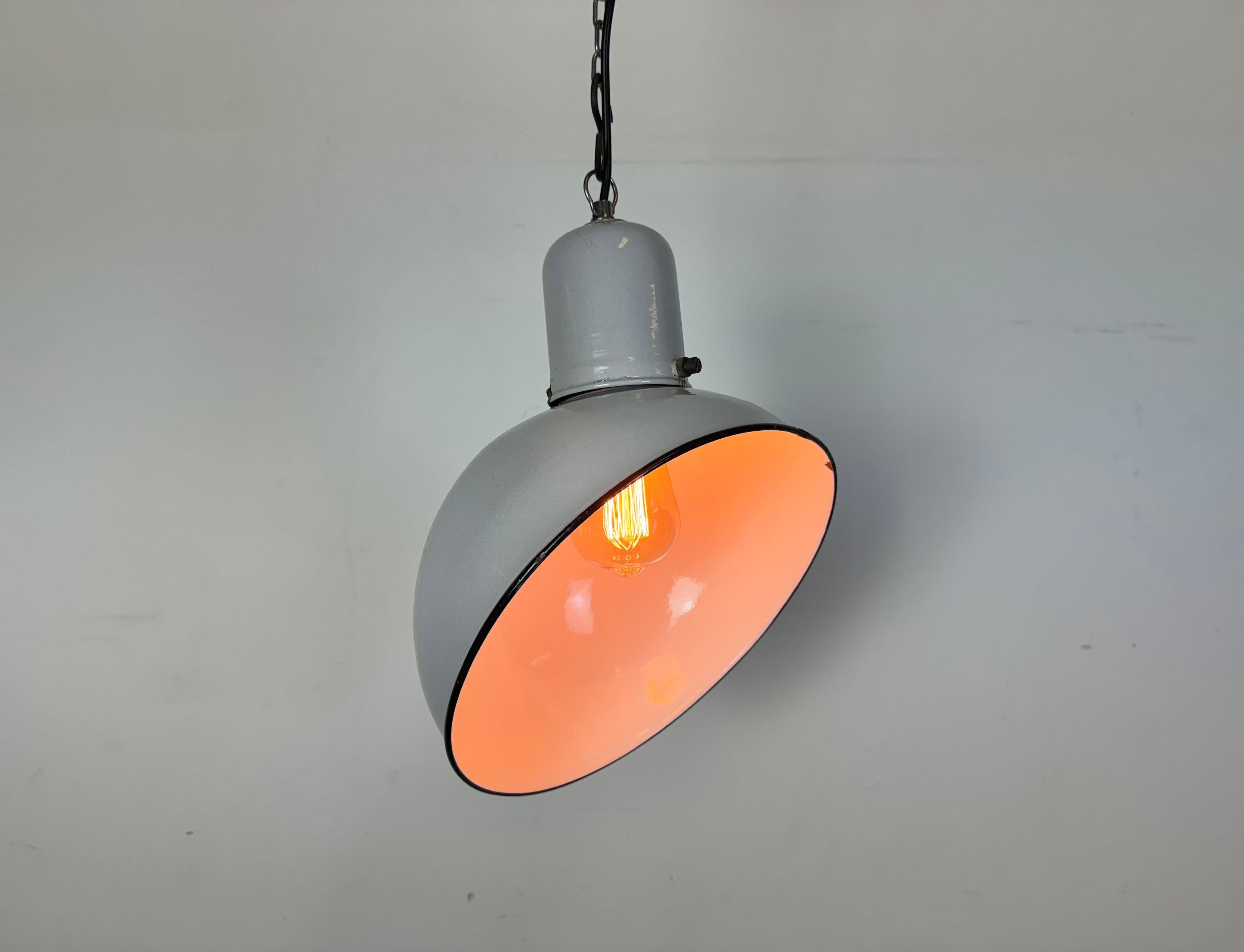 Lampada a sospensione industriale di fabbrica in smalto grigio, anni '60 in vendita 6