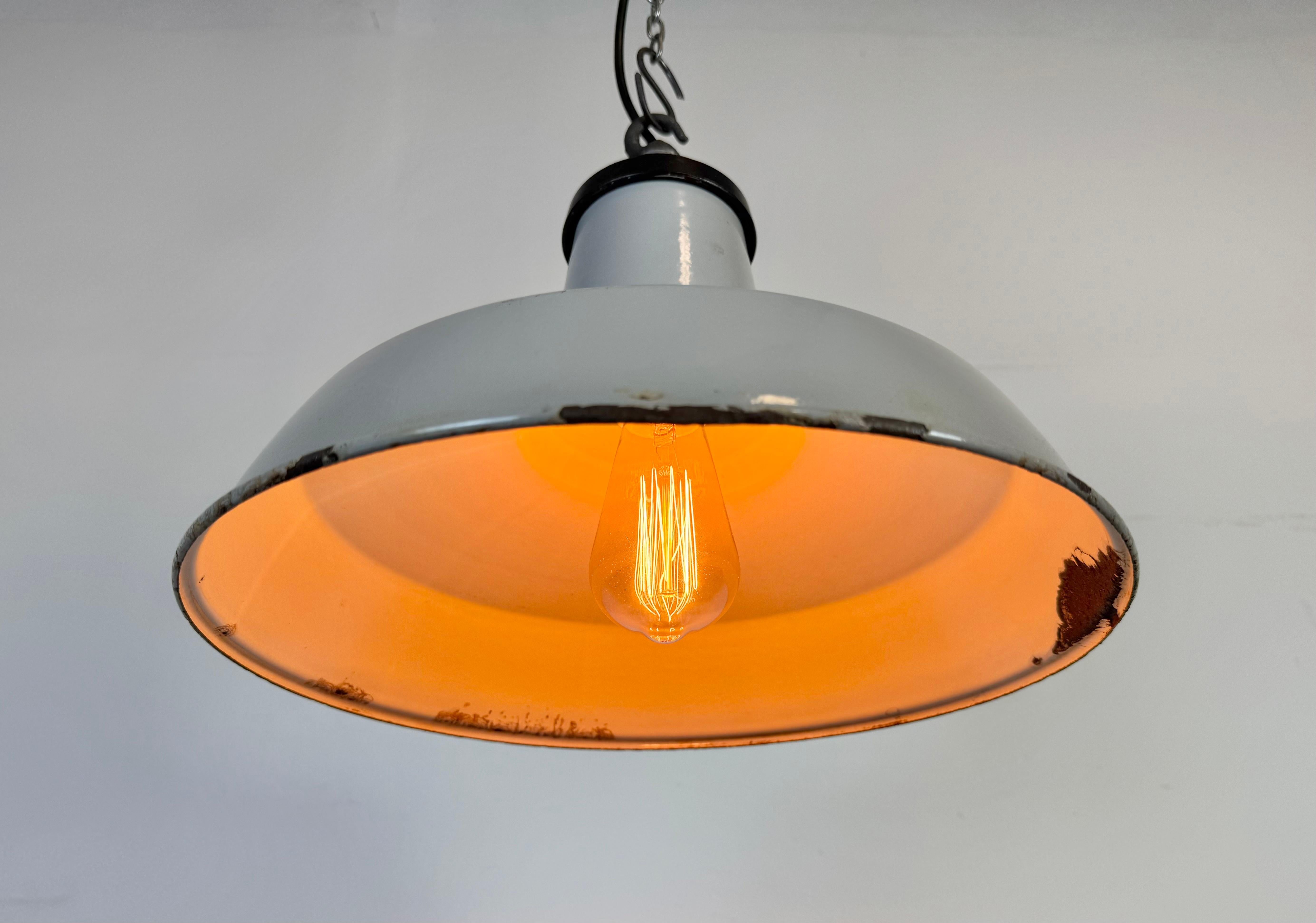 Lampada a sospensione industriale di fabbrica in smalto grigio, anni '60 in vendita 6