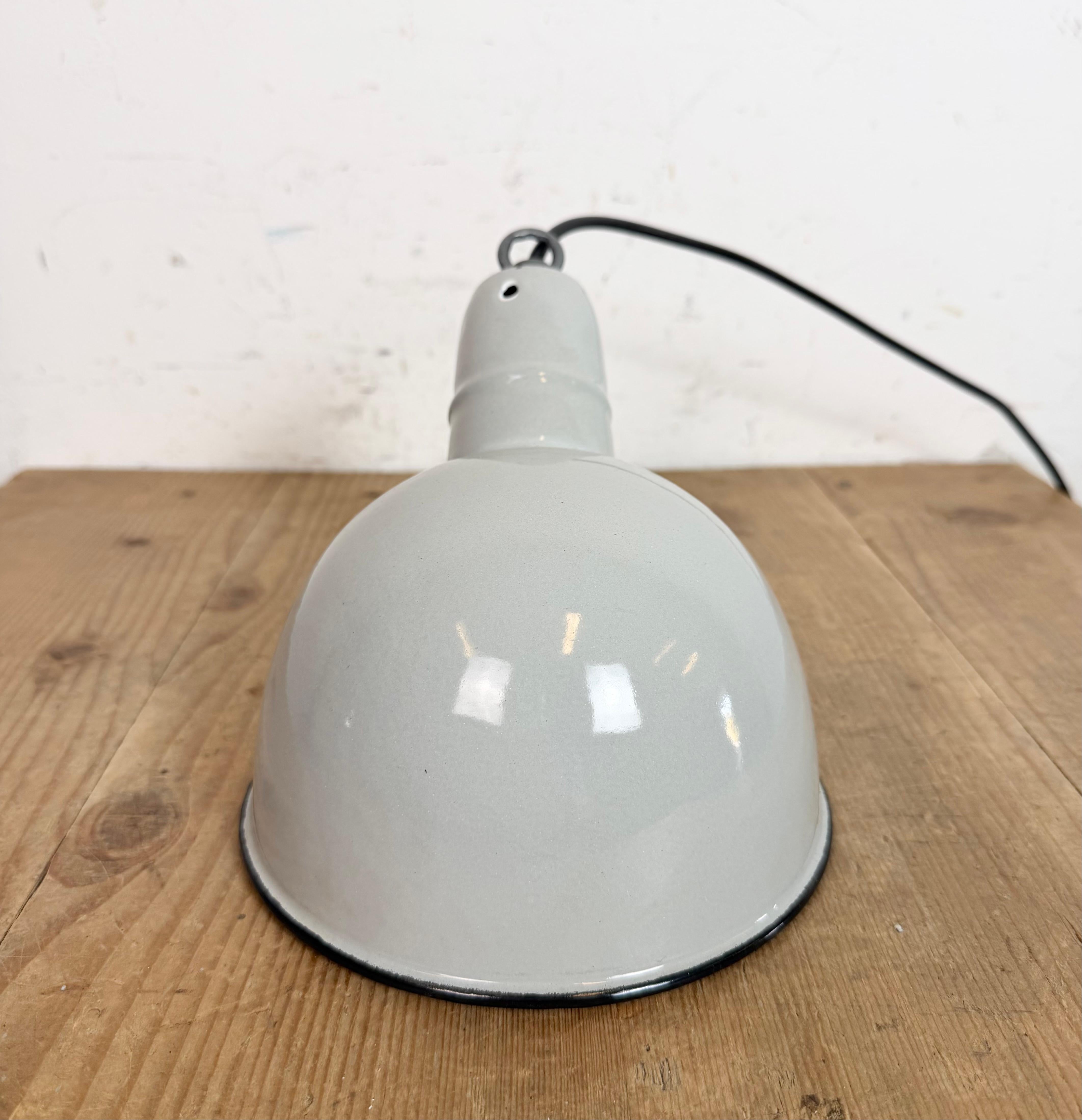 Lampada a sospensione industriale di fabbrica in smalto grigio, anni '60 in vendita 6