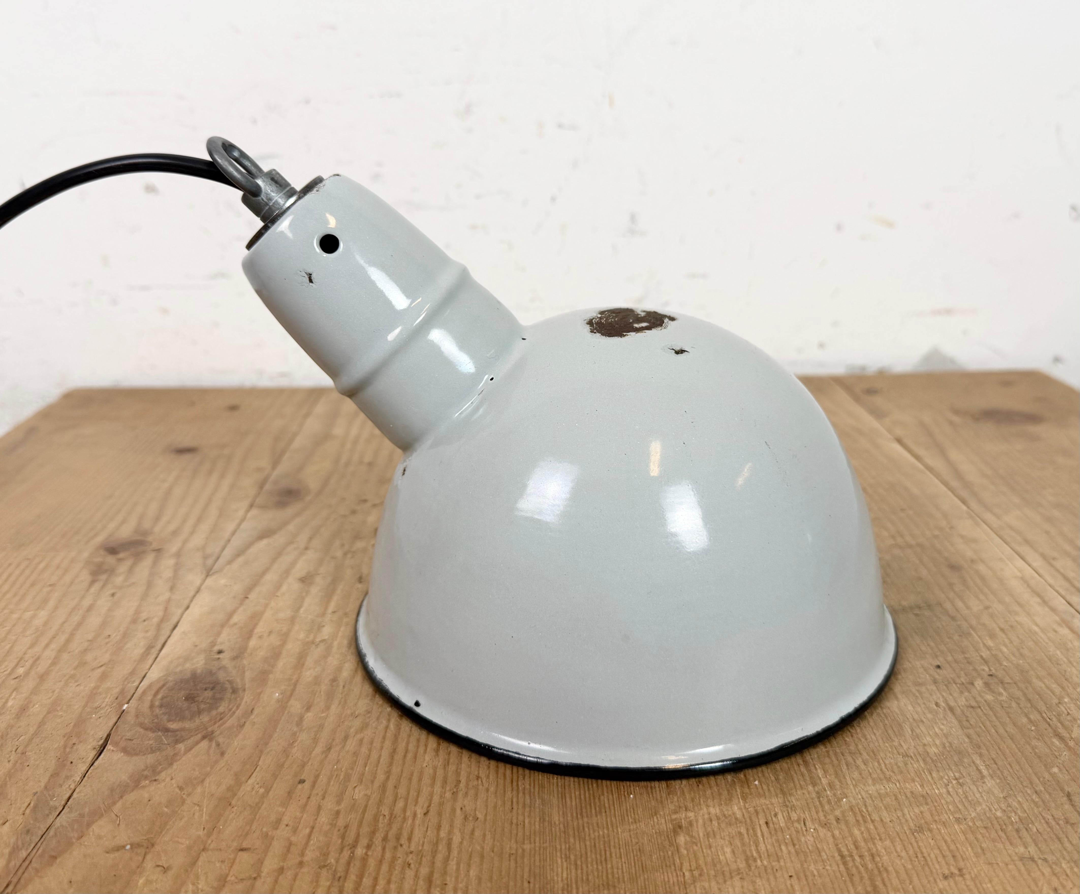 Lampe suspendue industrielle en émail gris, années 1960 en vente 6
