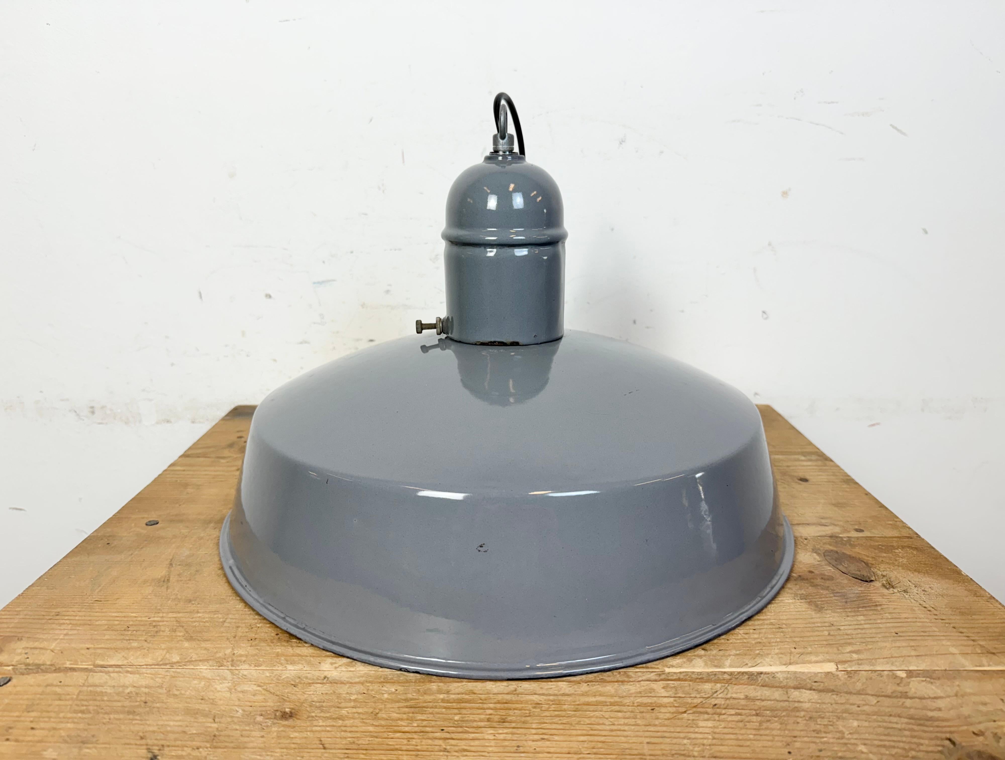 Lampada a sospensione industriale di fabbrica in smalto grigio, anni '60 in vendita 7
