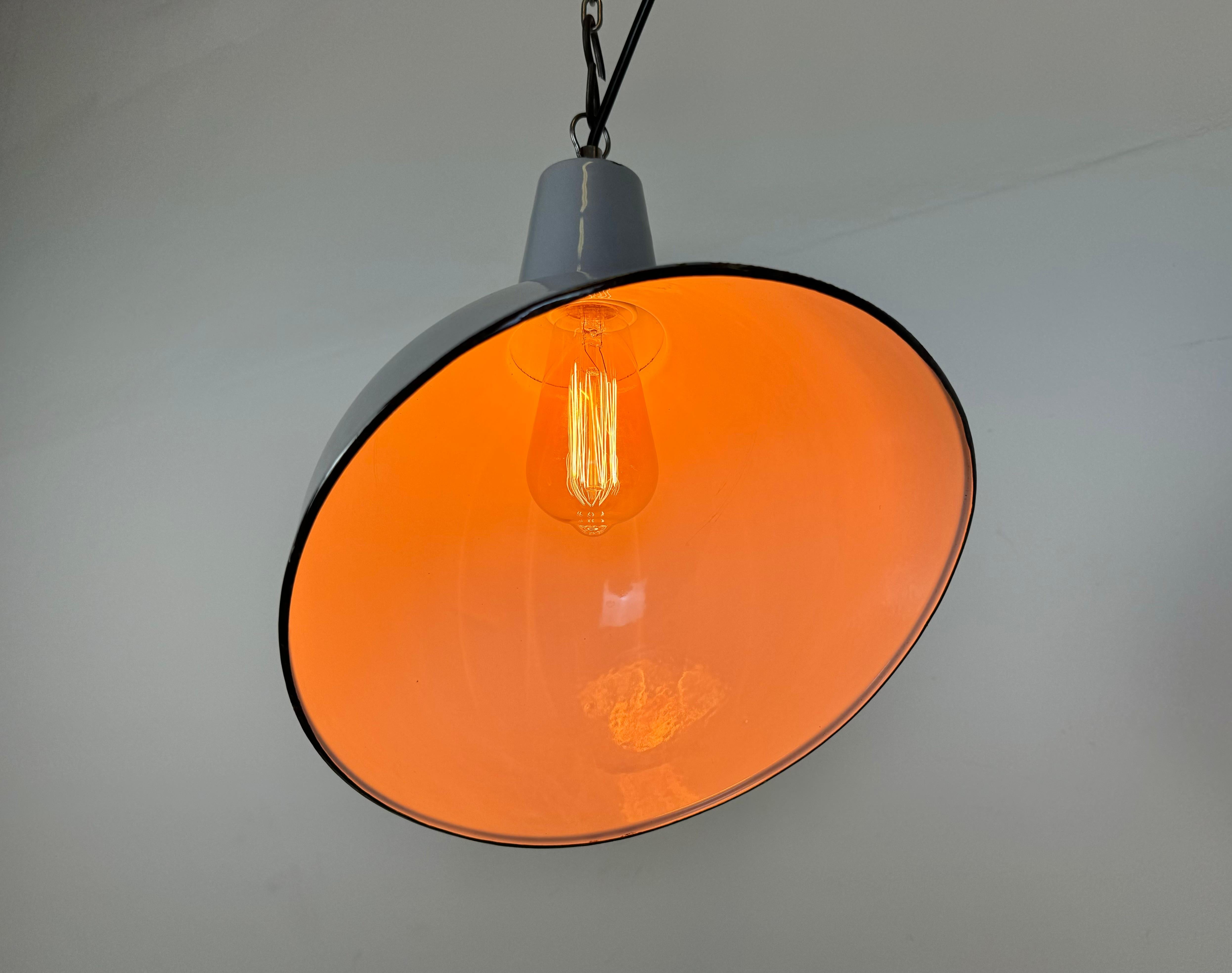 Lampada a sospensione industriale di fabbrica in smalto grigio, anni '60 in vendita 7