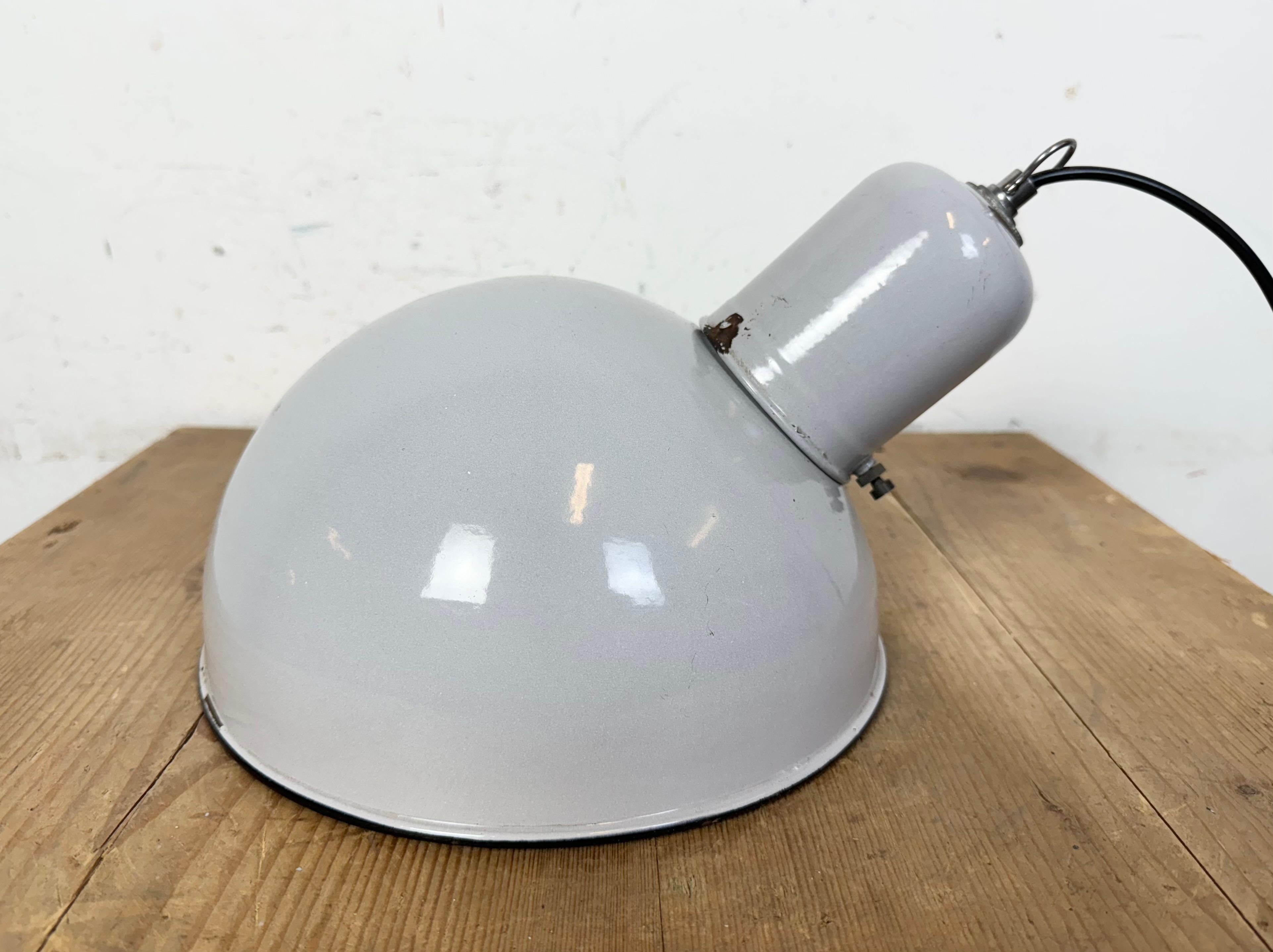Lampada a sospensione industriale di fabbrica in smalto grigio, anni '60 in vendita 7