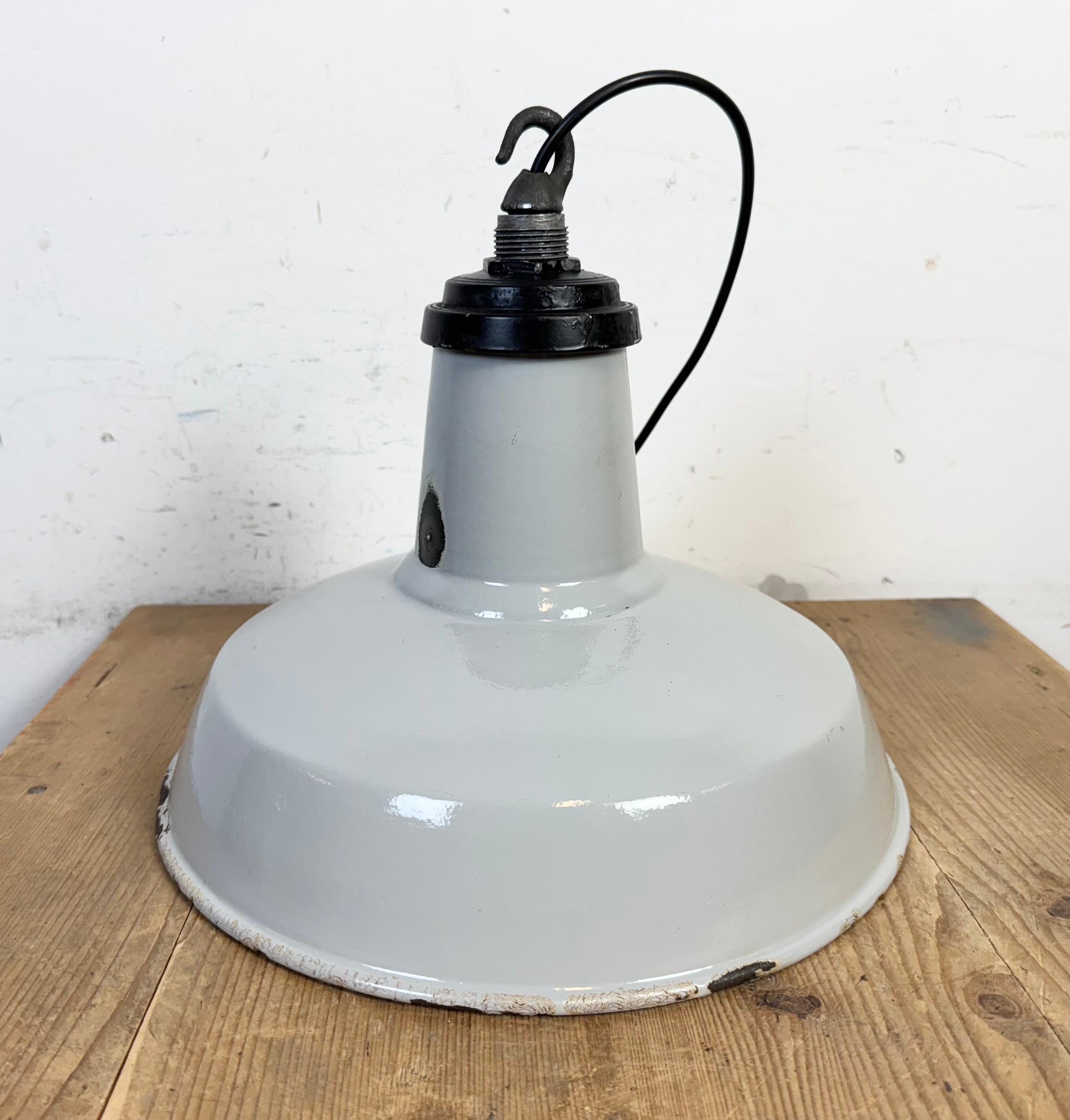 Lampada a sospensione industriale di fabbrica in smalto grigio, anni '60 in vendita 7