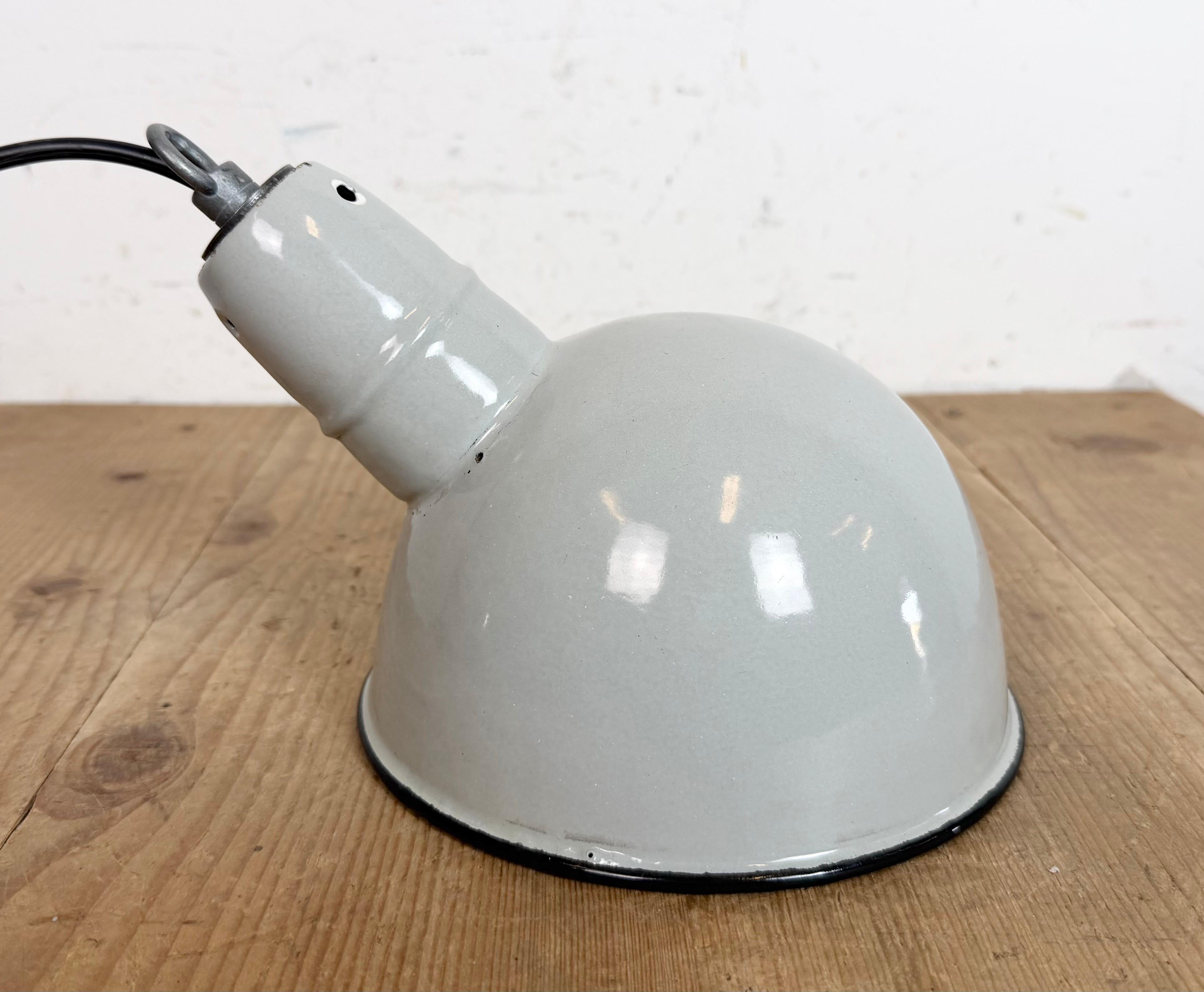 Lampada a sospensione industriale di fabbrica in smalto grigio, anni '60 in vendita 7