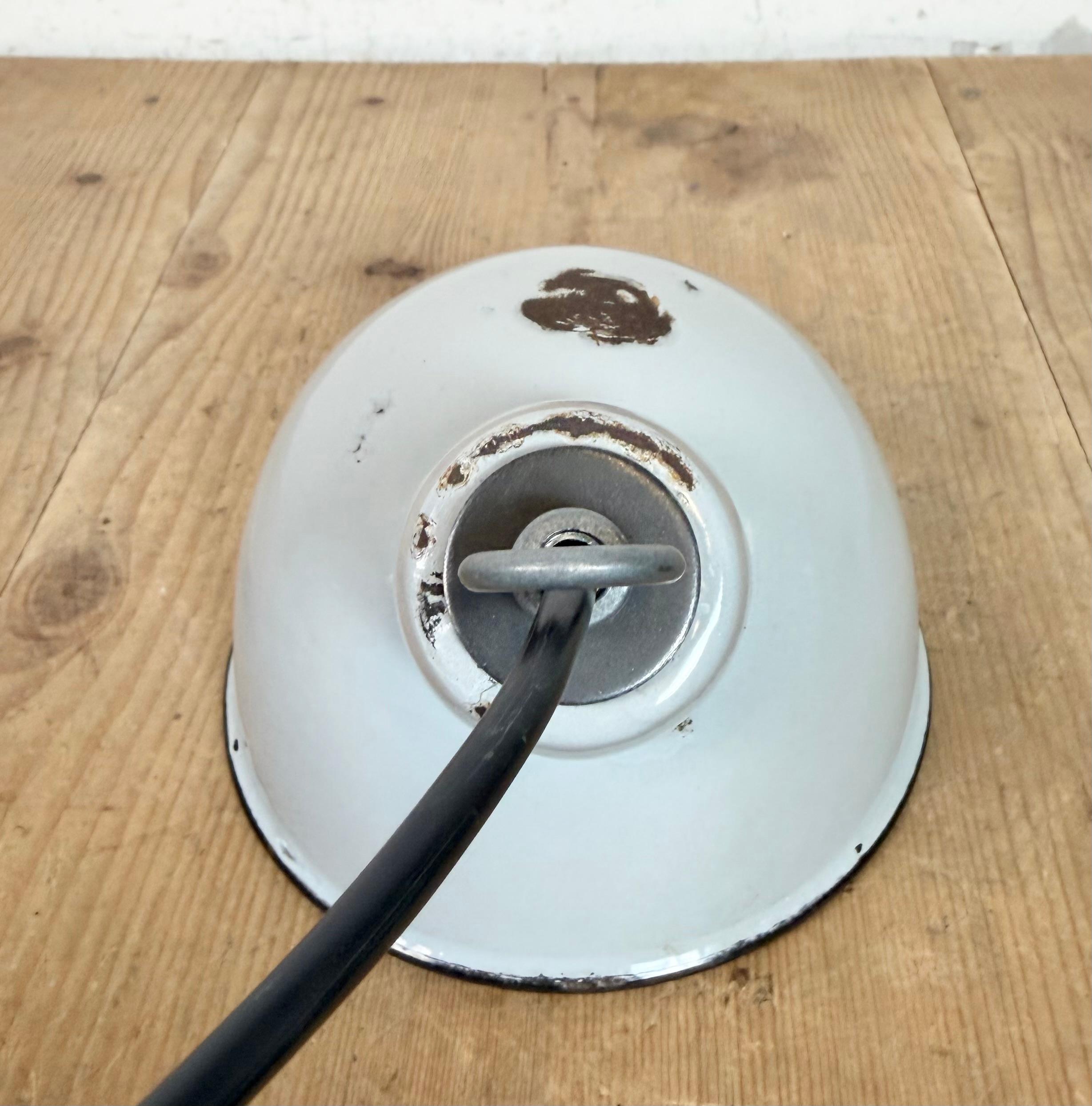 Lampe suspendue industrielle en émail gris, années 1960 en vente 7