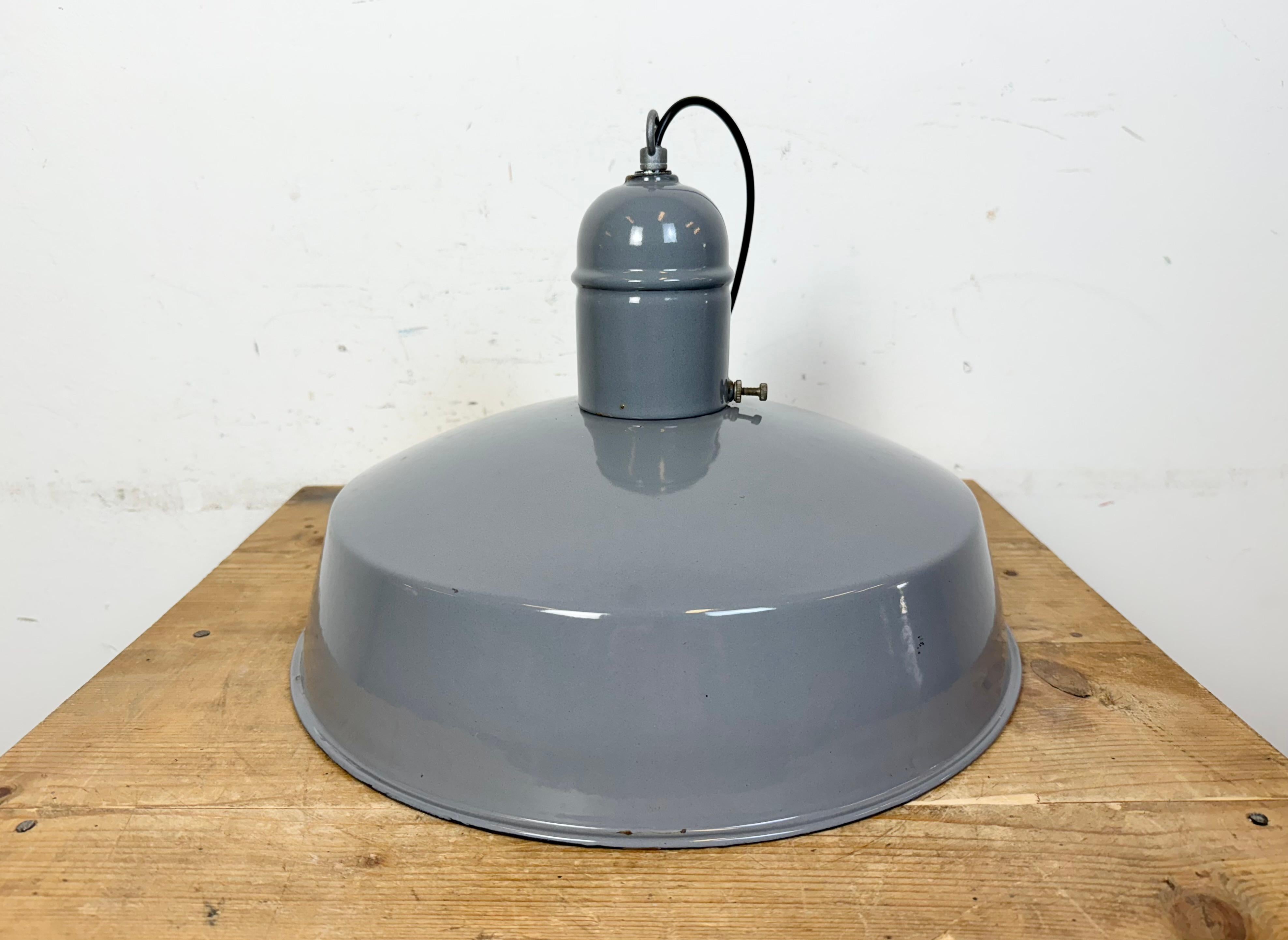 Lampada a sospensione industriale di fabbrica in smalto grigio, anni '60 in vendita 8