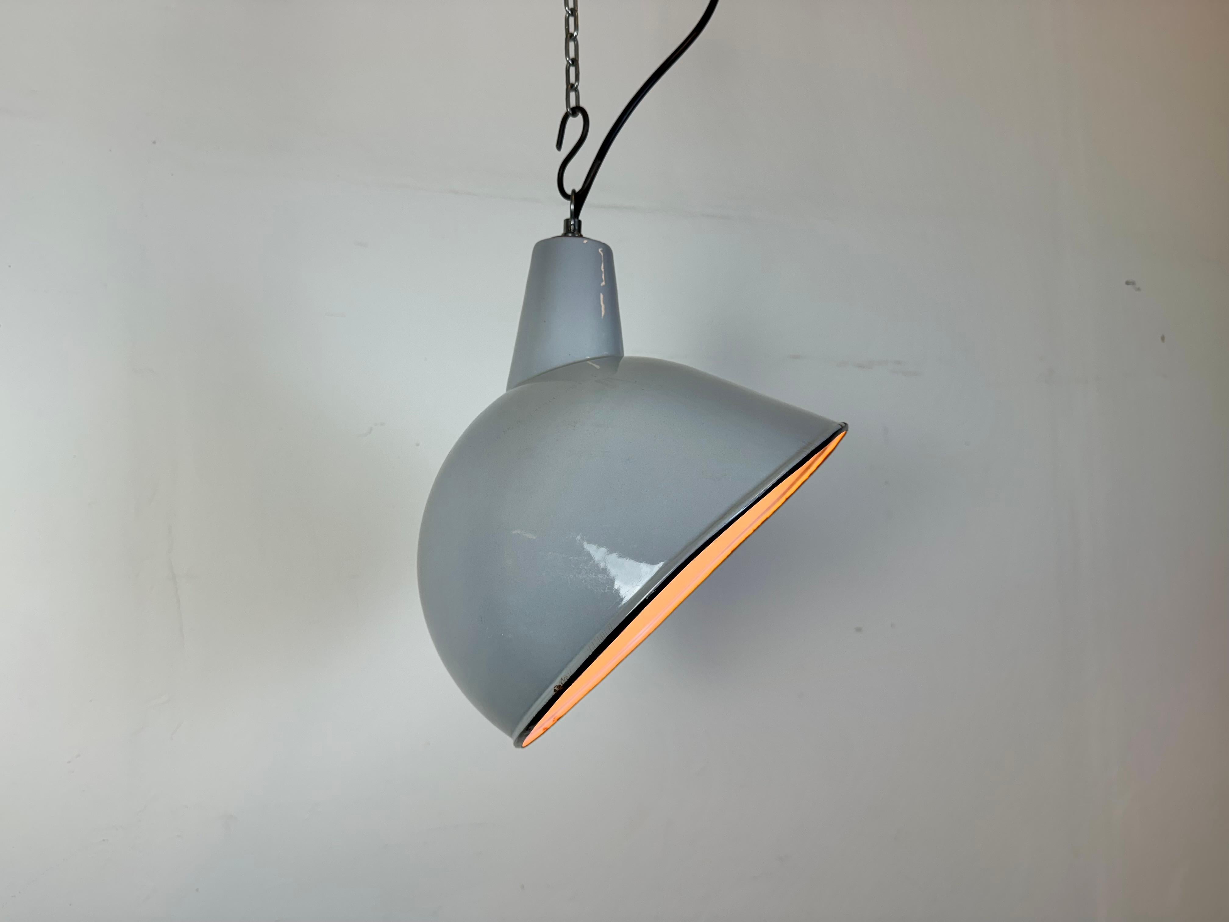 Lampada a sospensione industriale di fabbrica in smalto grigio, anni '60 in vendita 8