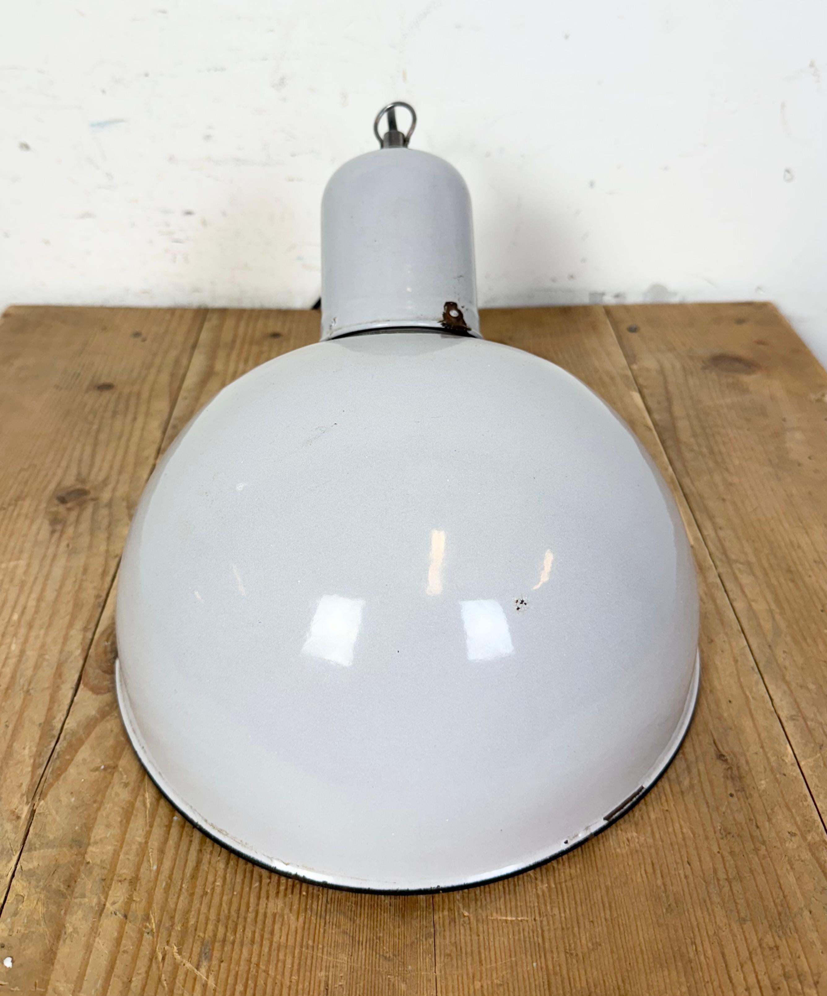 Lampada a sospensione industriale di fabbrica in smalto grigio, anni '60 in vendita 8