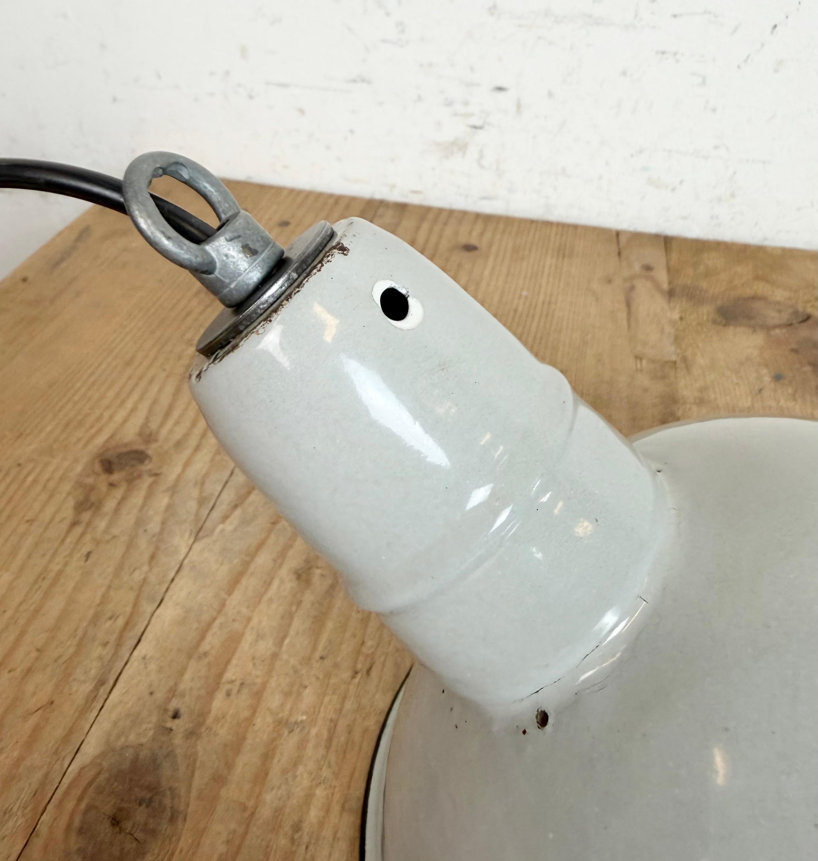 Lampada a sospensione industriale di fabbrica in smalto grigio, anni '60 in vendita 8