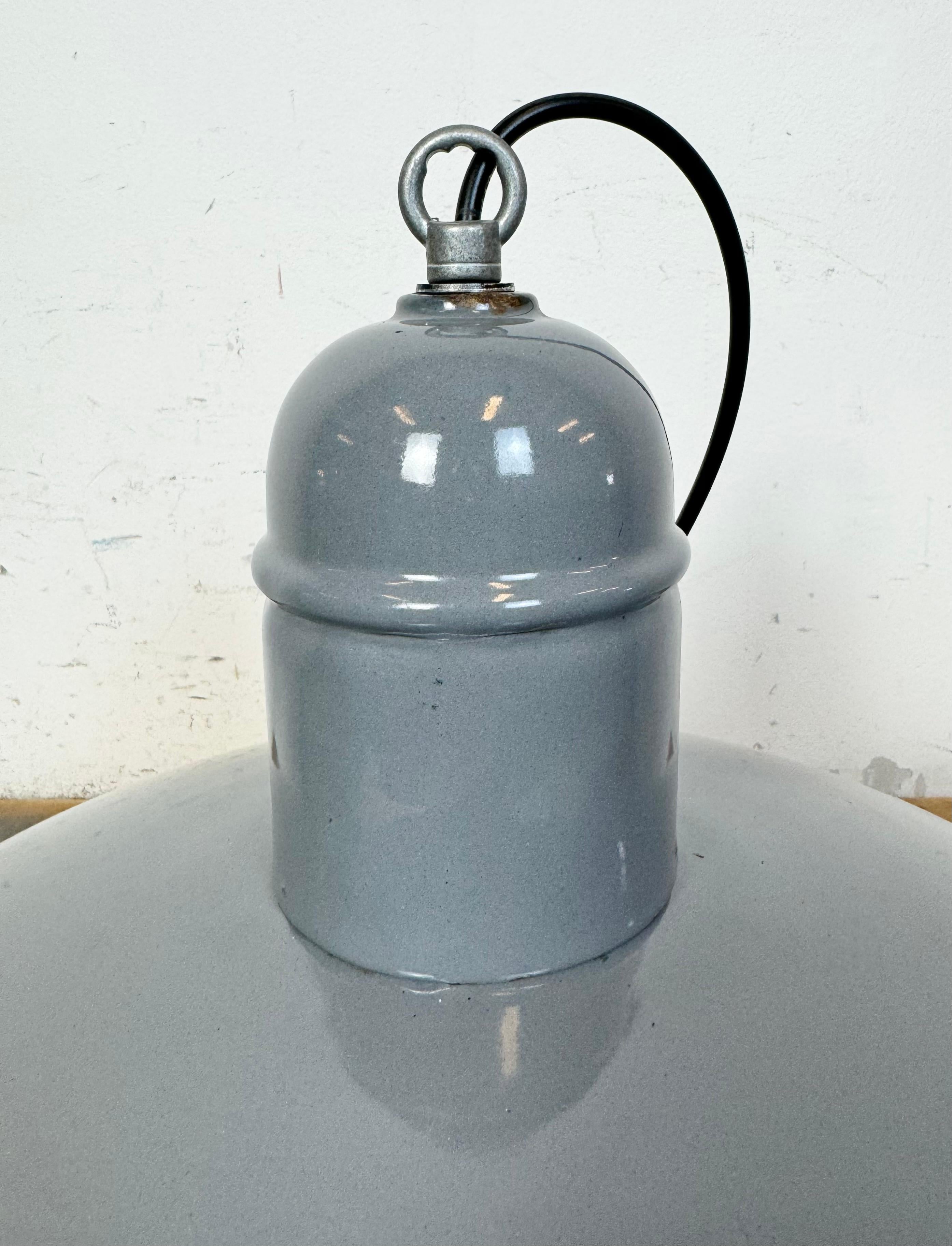 Lampada a sospensione industriale di fabbrica in smalto grigio, anni '60 in vendita 9