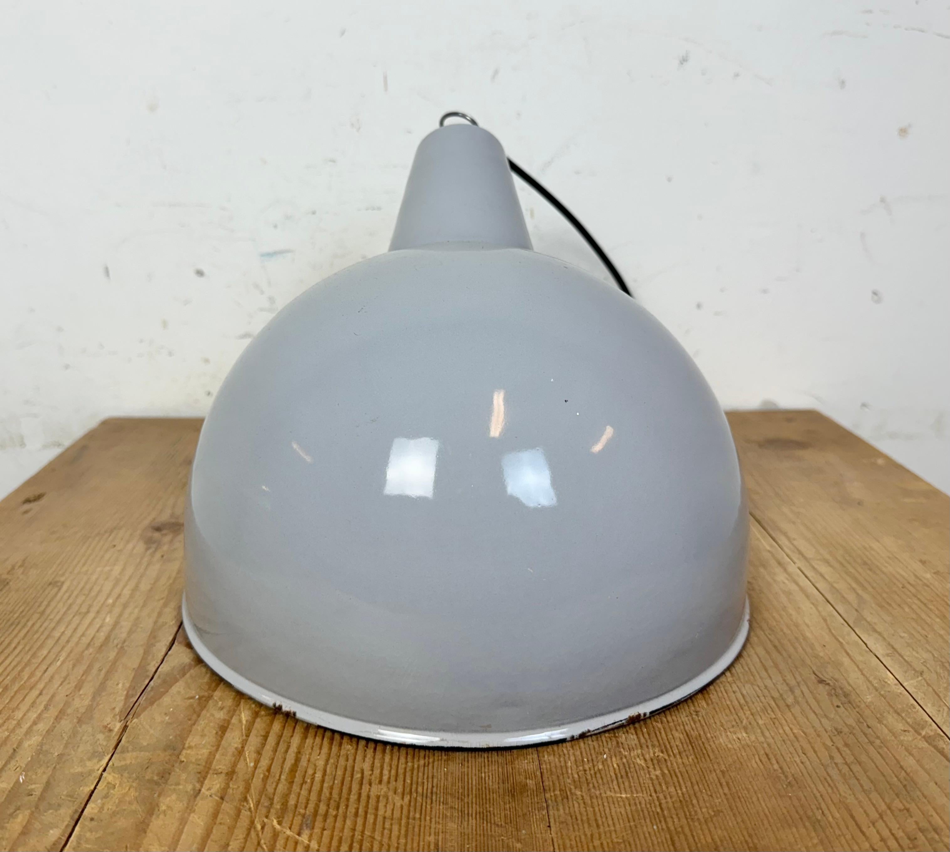 Lampada a sospensione industriale di fabbrica in smalto grigio, anni '60 in vendita 9