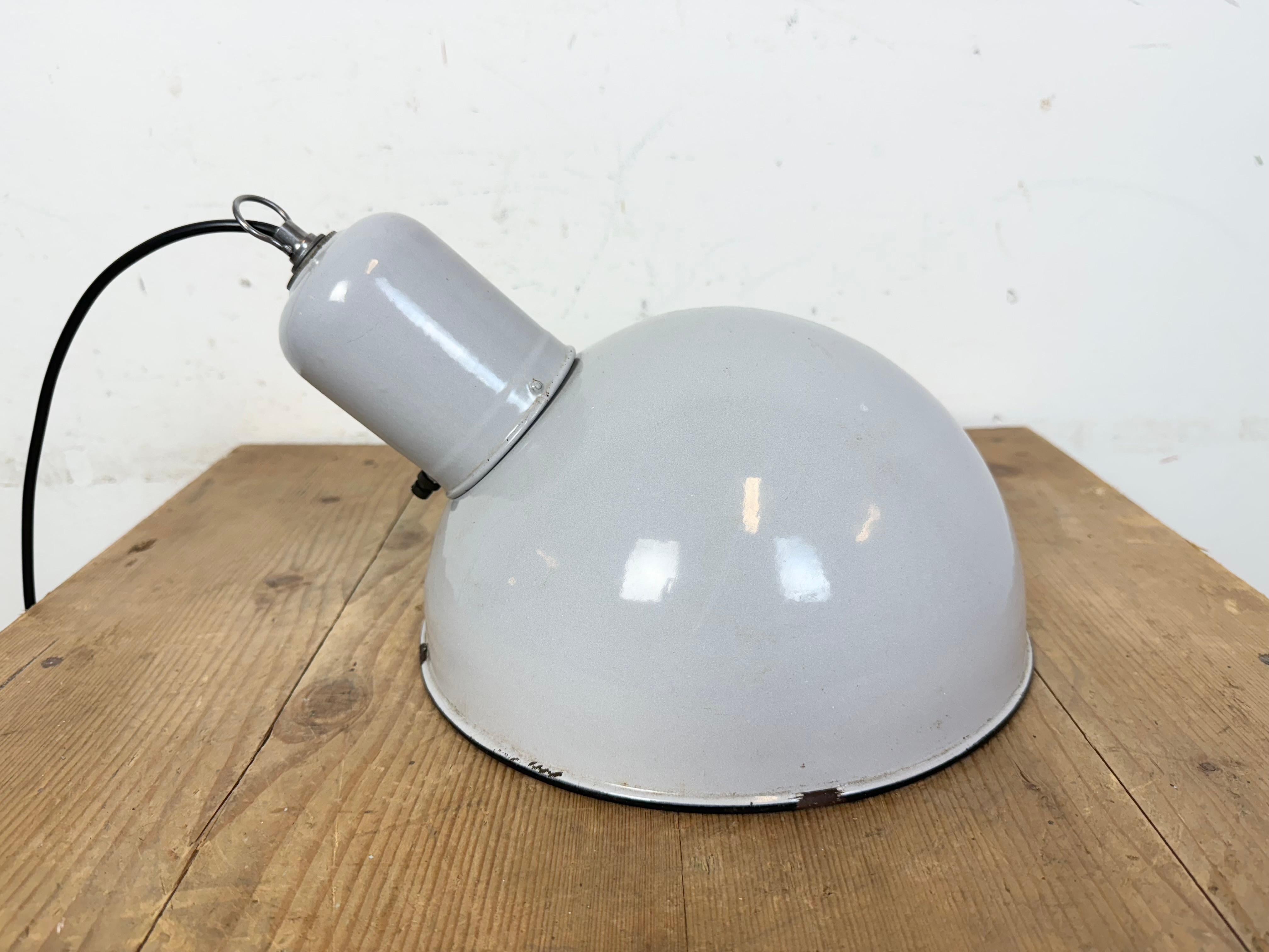 Lampada a sospensione industriale di fabbrica in smalto grigio, anni '60 in vendita 9