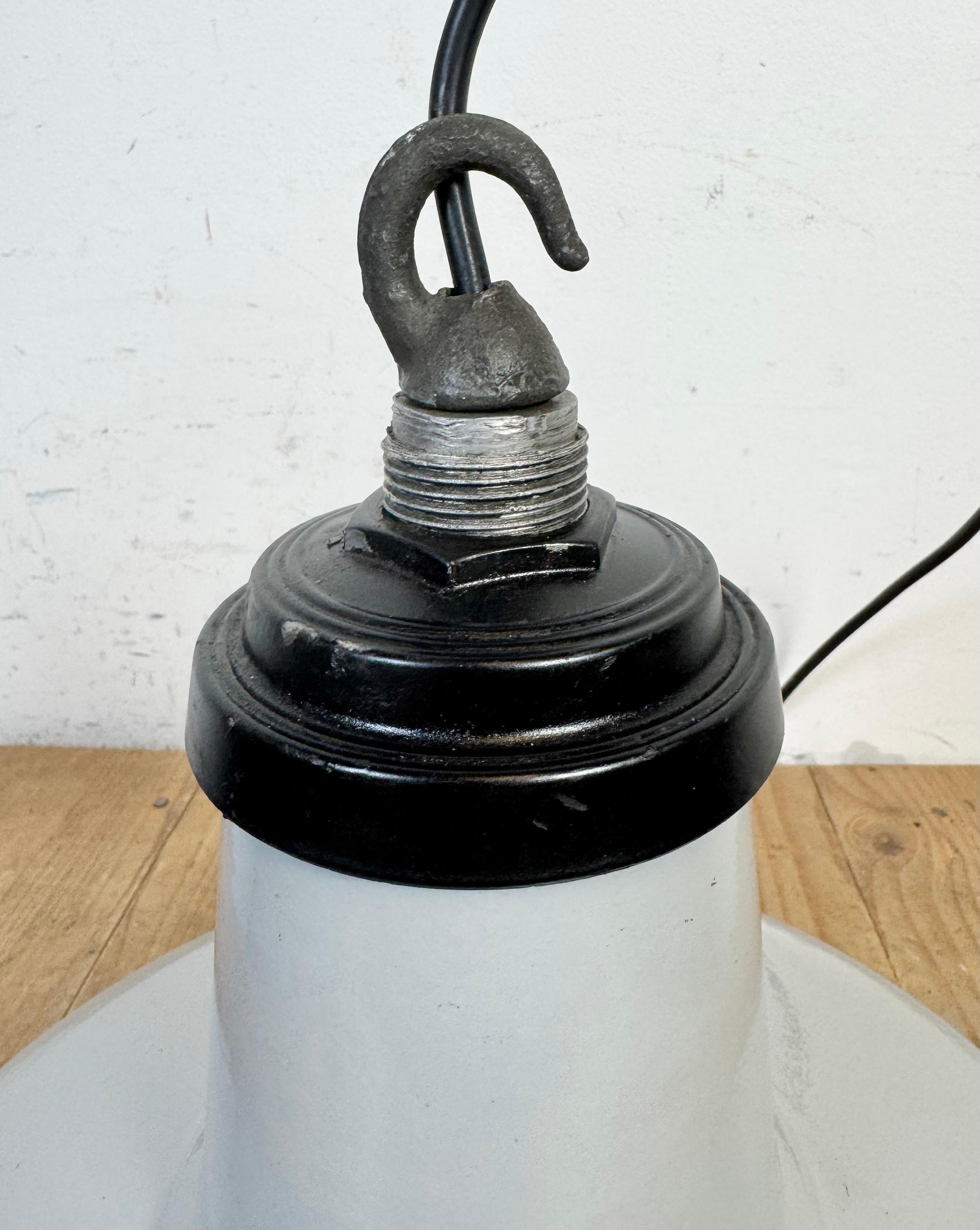 Lampada a sospensione industriale di fabbrica in smalto grigio, anni '60 in vendita 9