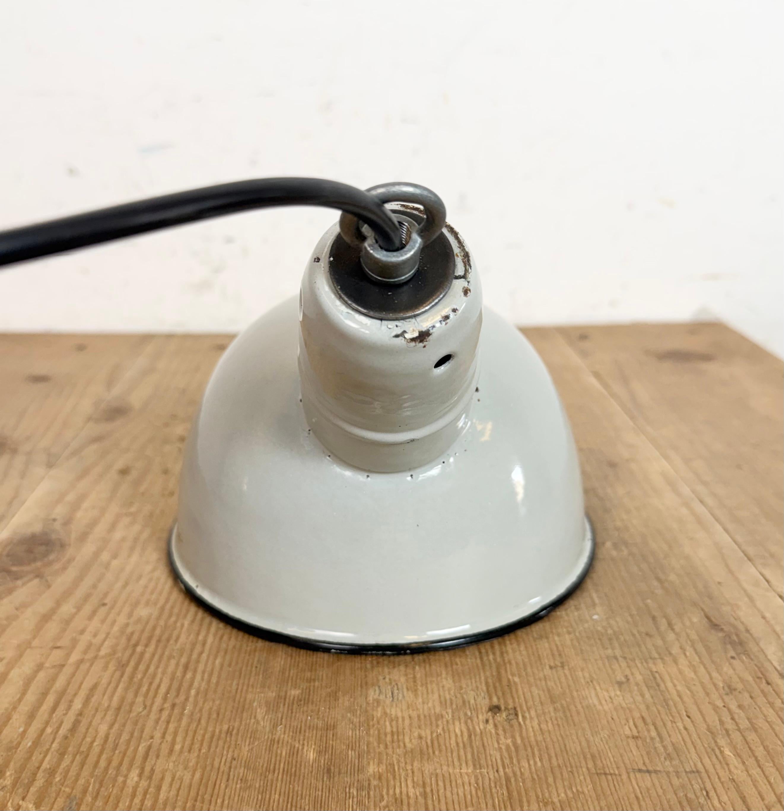 Lampada a sospensione industriale di fabbrica in smalto grigio, anni '60 in vendita 9