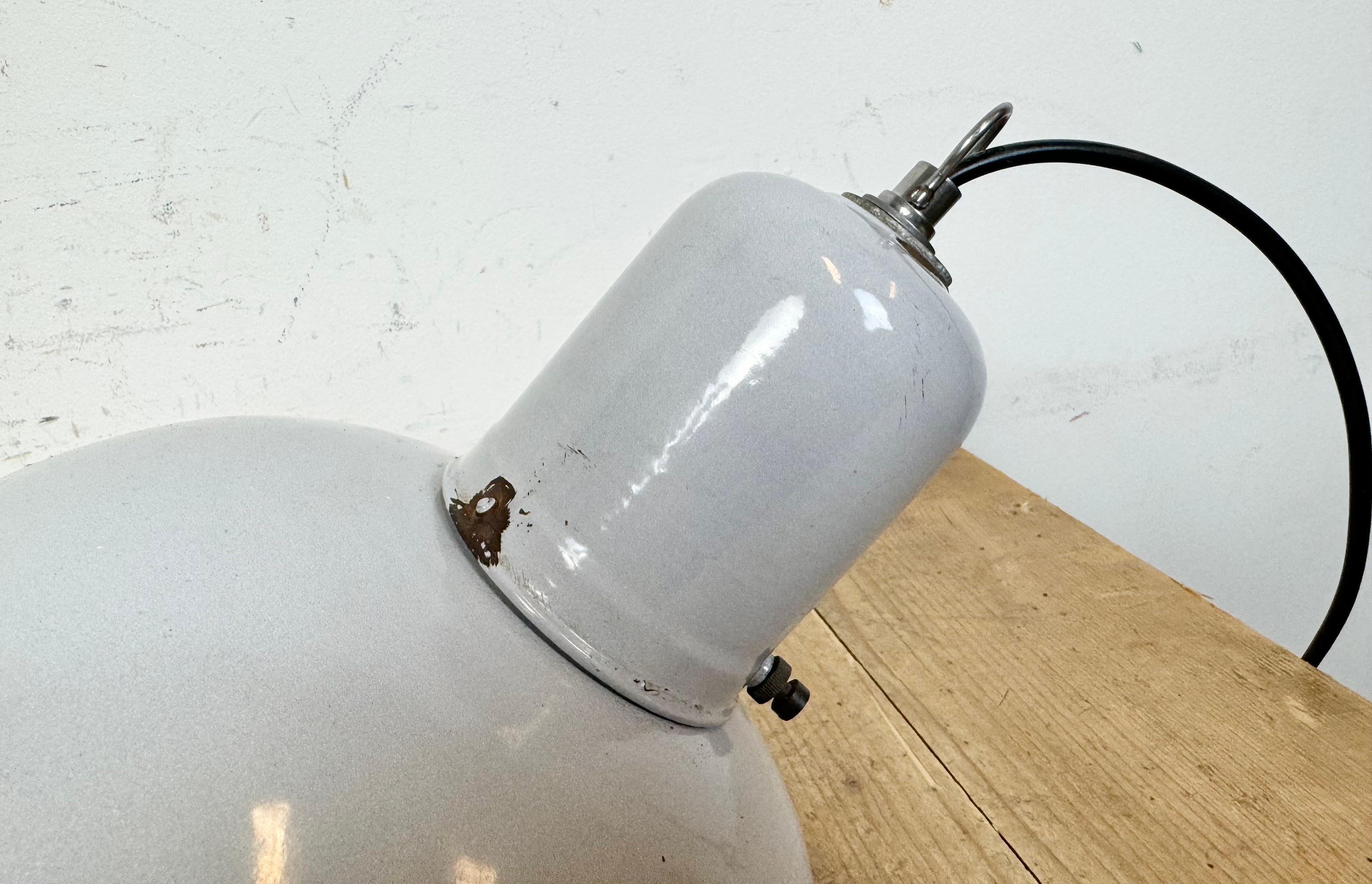 Lampada a sospensione industriale di fabbrica in smalto grigio, anni '60 in vendita 10