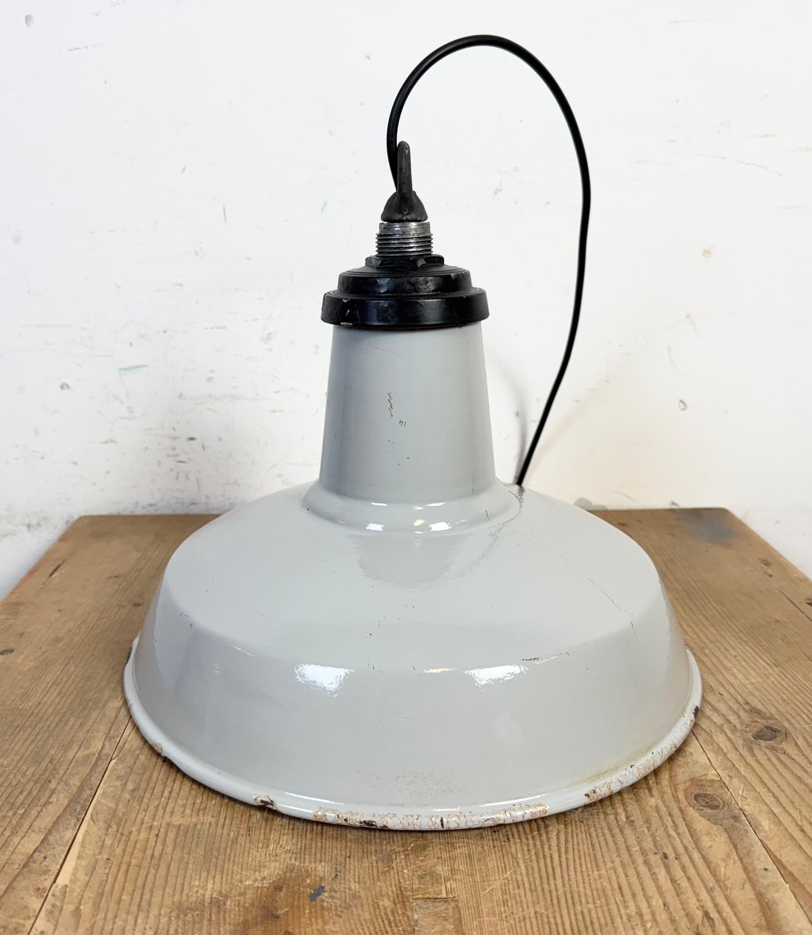 Lampada a sospensione industriale di fabbrica in smalto grigio, anni '60 in vendita 10