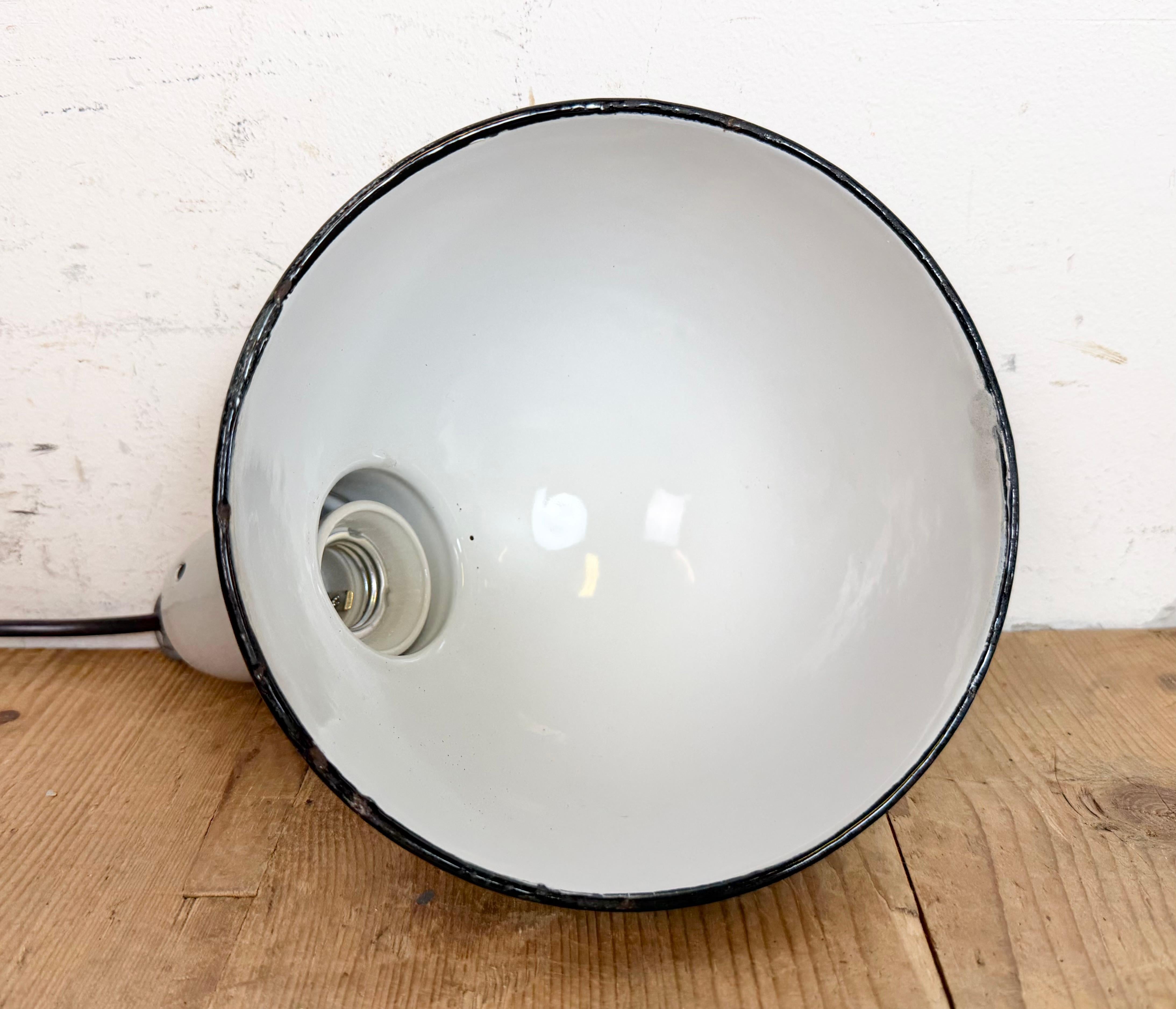 Lampada a sospensione industriale di fabbrica in smalto grigio, anni '60 in vendita 10