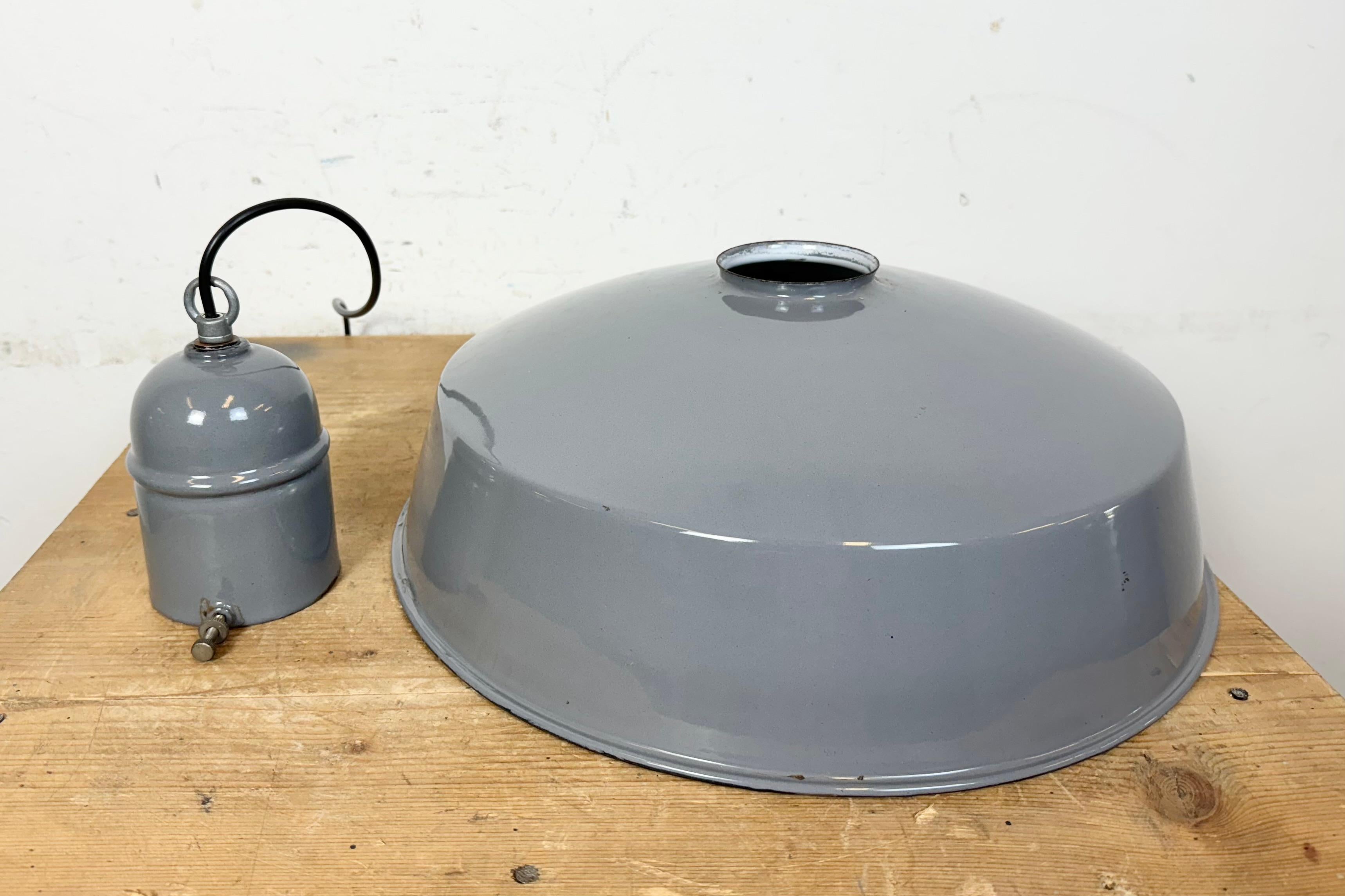 Lampada a sospensione industriale di fabbrica in smalto grigio, anni '60 in vendita 11