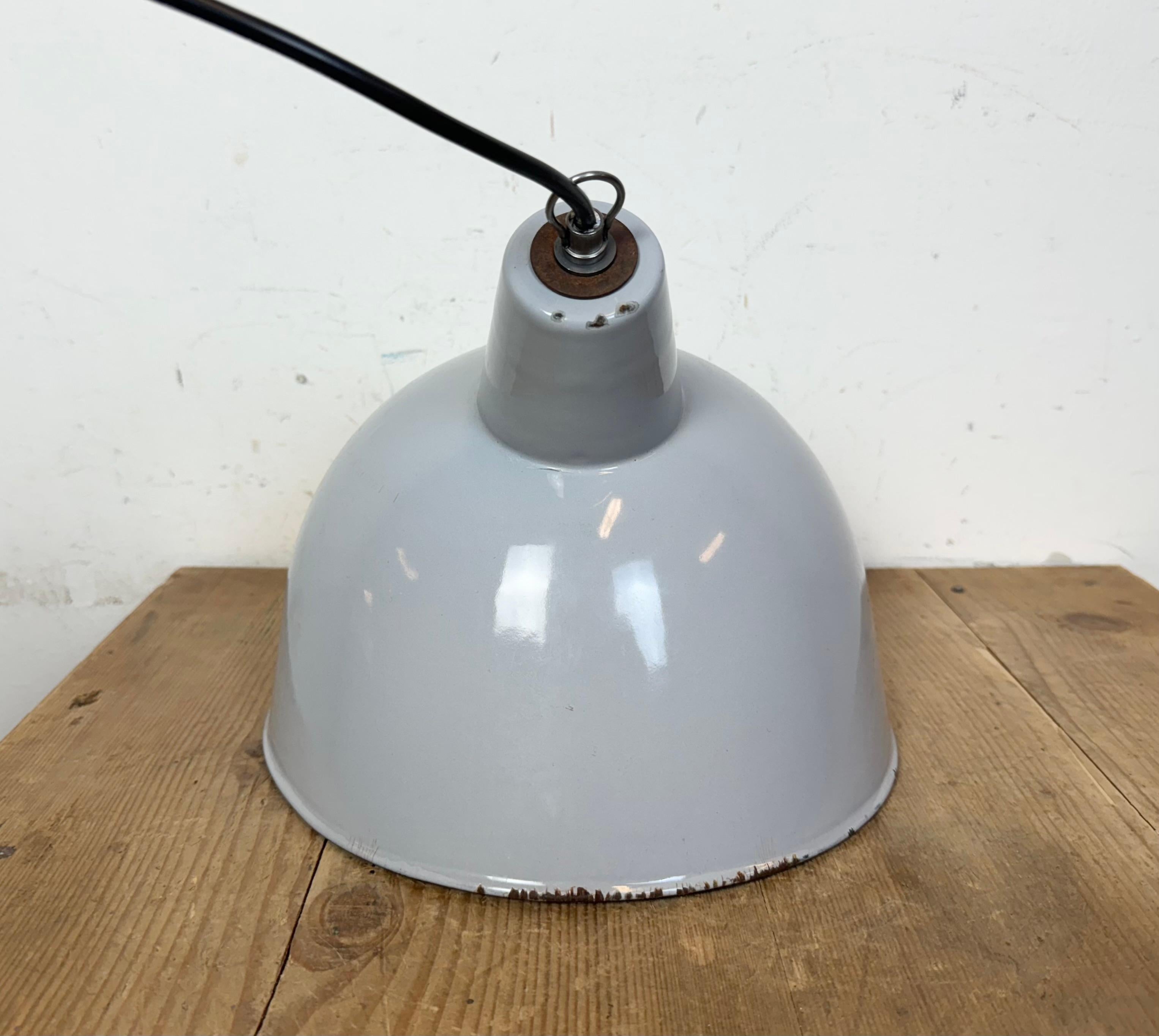 Lampada a sospensione industriale di fabbrica in smalto grigio, anni '60 in vendita 11