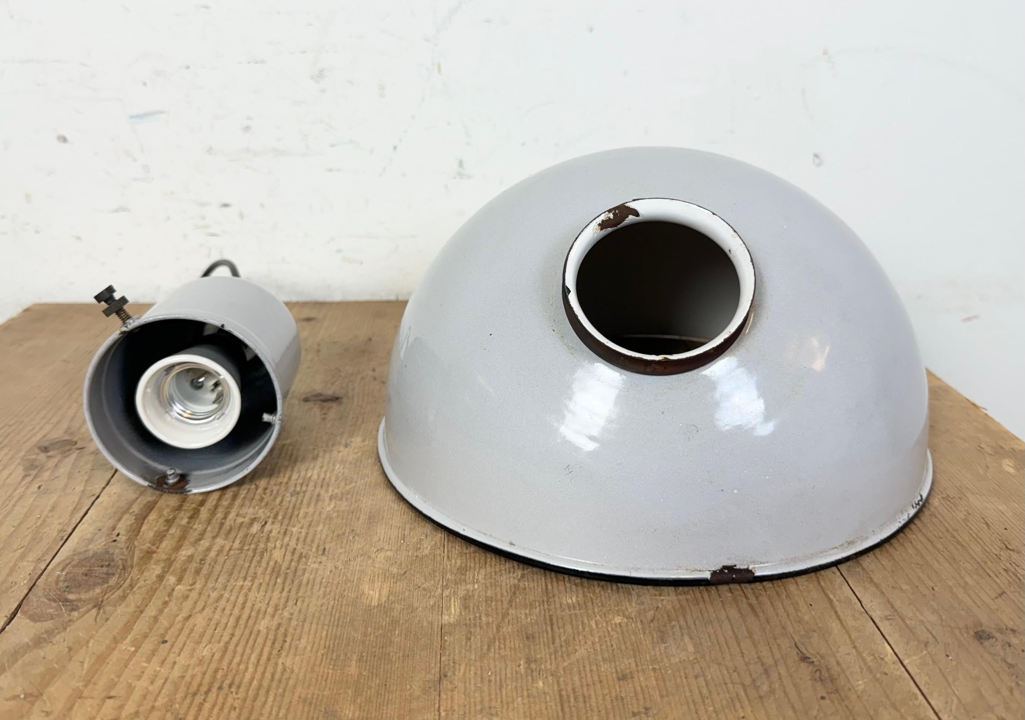 Lampada a sospensione industriale di fabbrica in smalto grigio, anni '60 in vendita 11