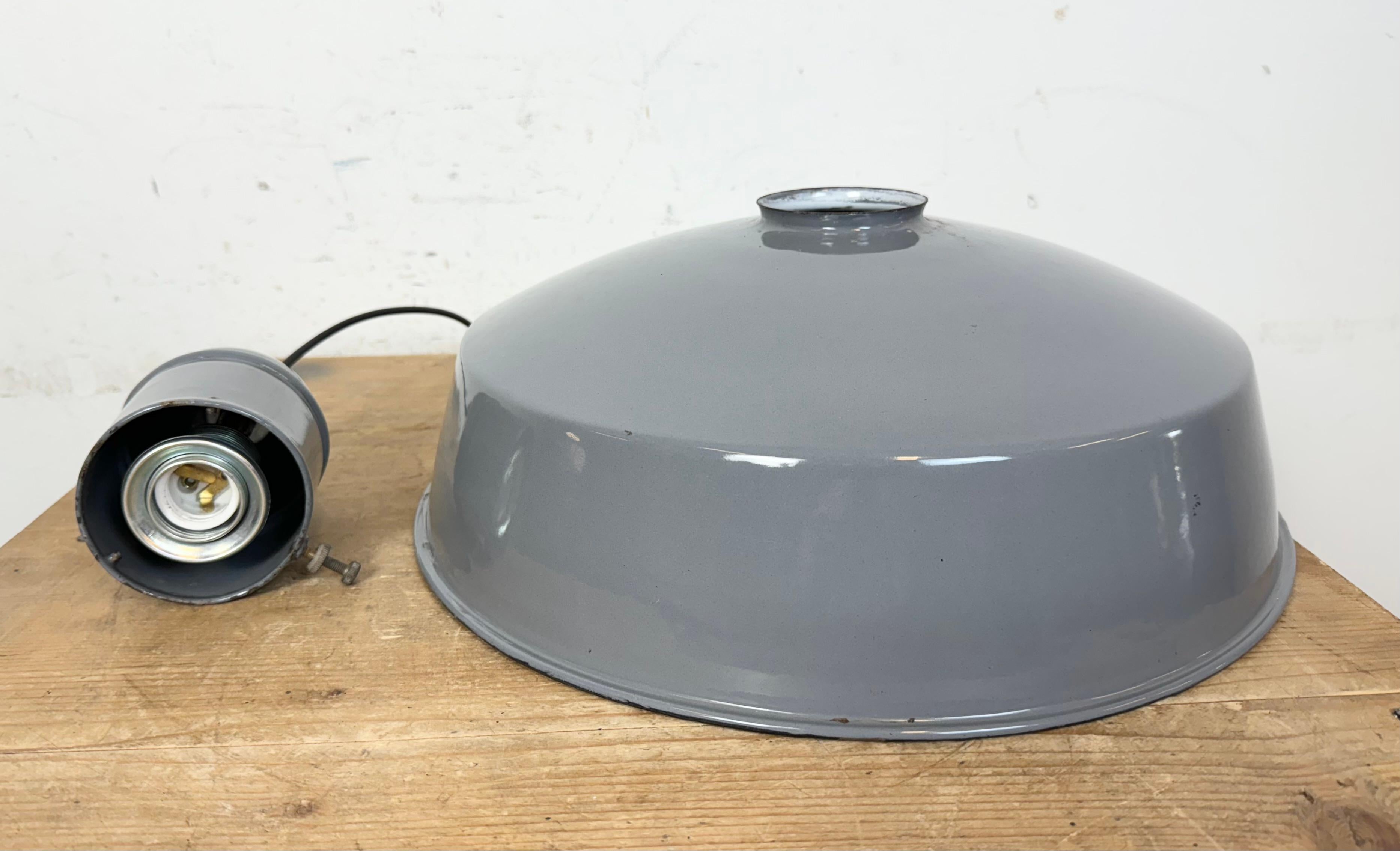 Lampada a sospensione industriale di fabbrica in smalto grigio, anni '60 in vendita 12