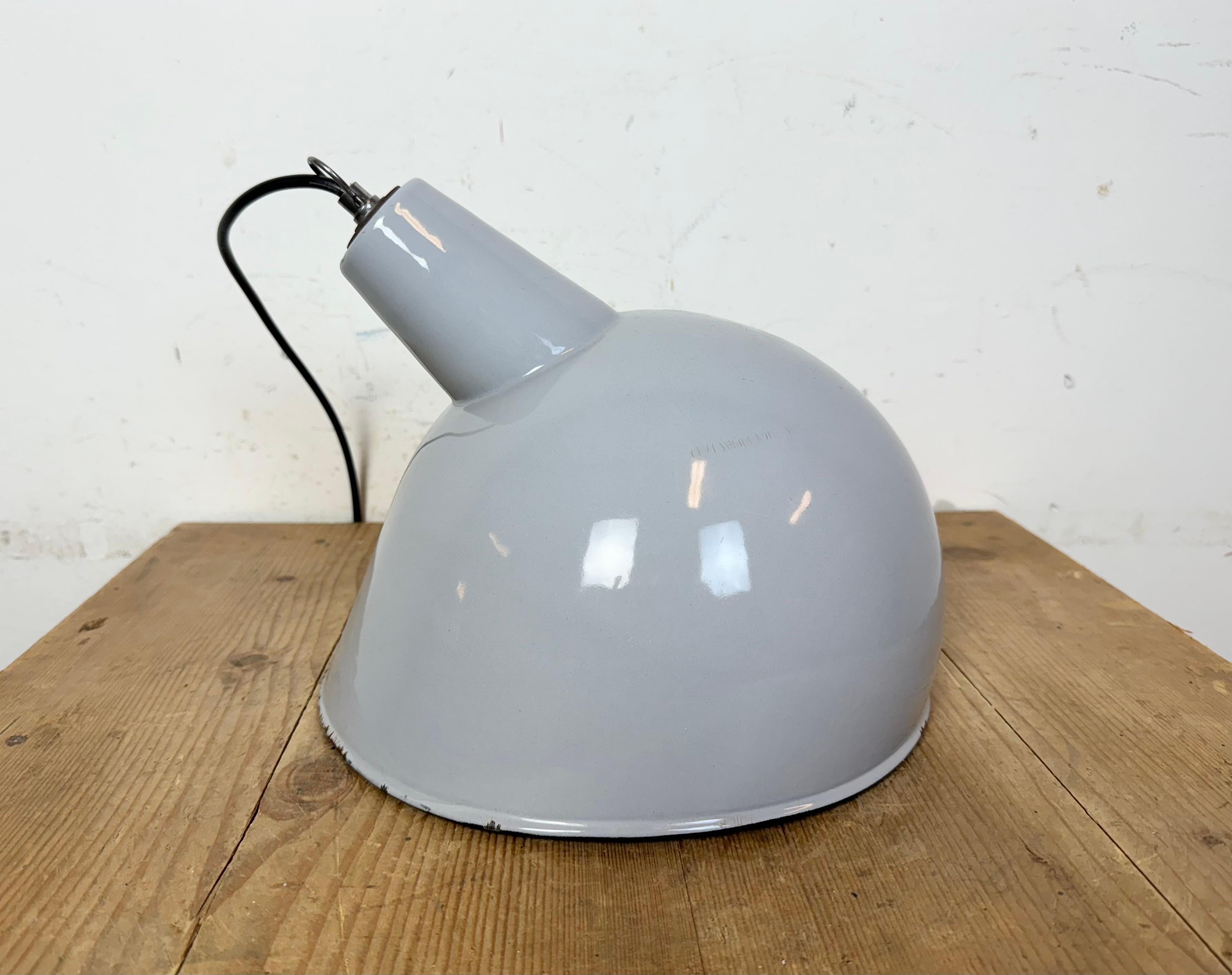 Lampada a sospensione industriale di fabbrica in smalto grigio, anni '60 in vendita 12