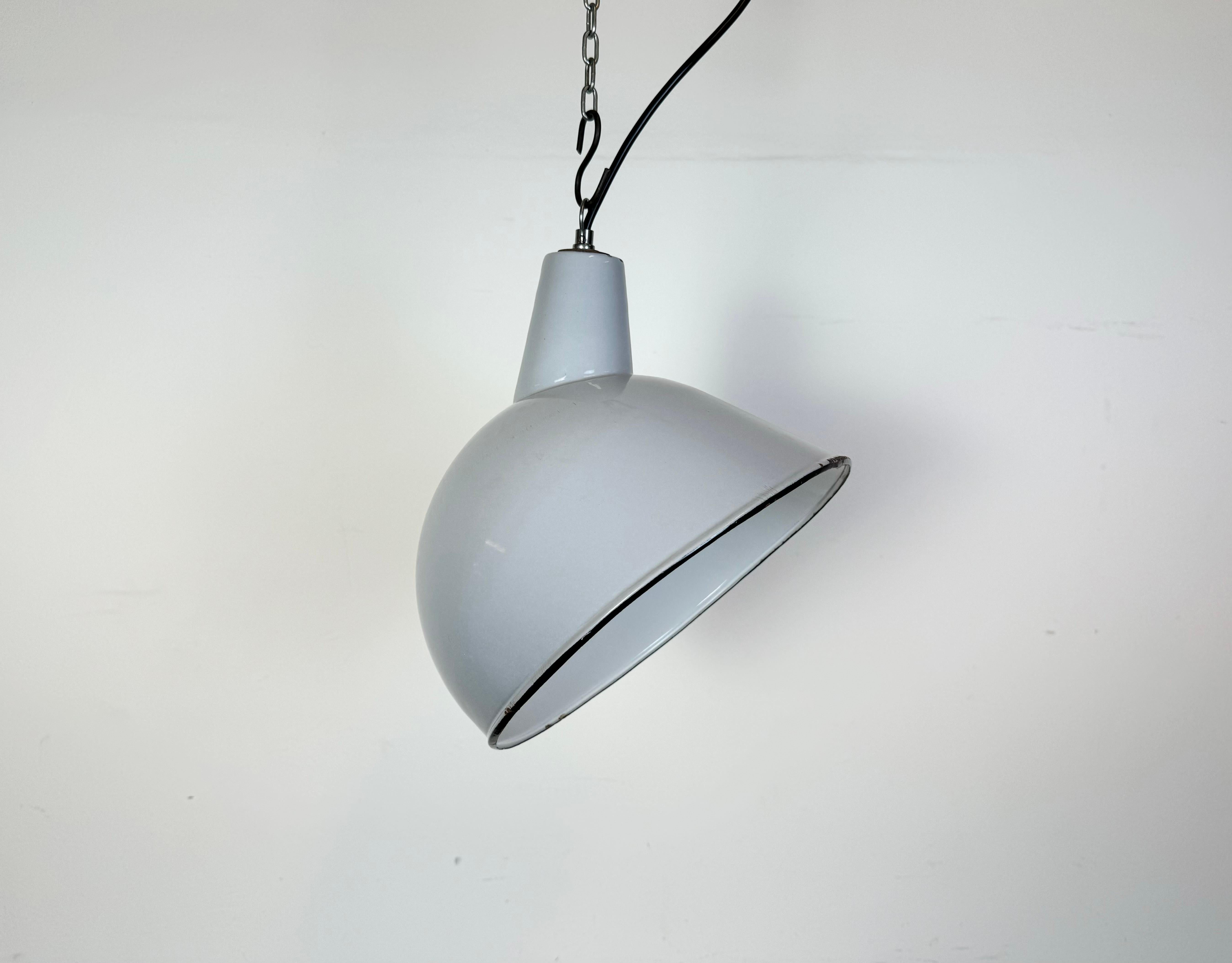 - Lampada industriale vintage degli anni '60 
- Prodotto nei Paesi Bassi
- Corpo in smalto grigio e interno in smalto bianco
- Top in ferro 
- L'attacco richiede lampadine standard E27/E26 
- Nuovo filo 
- Diametro del paralume: 28 cm
- Peso: 1,1 kg.