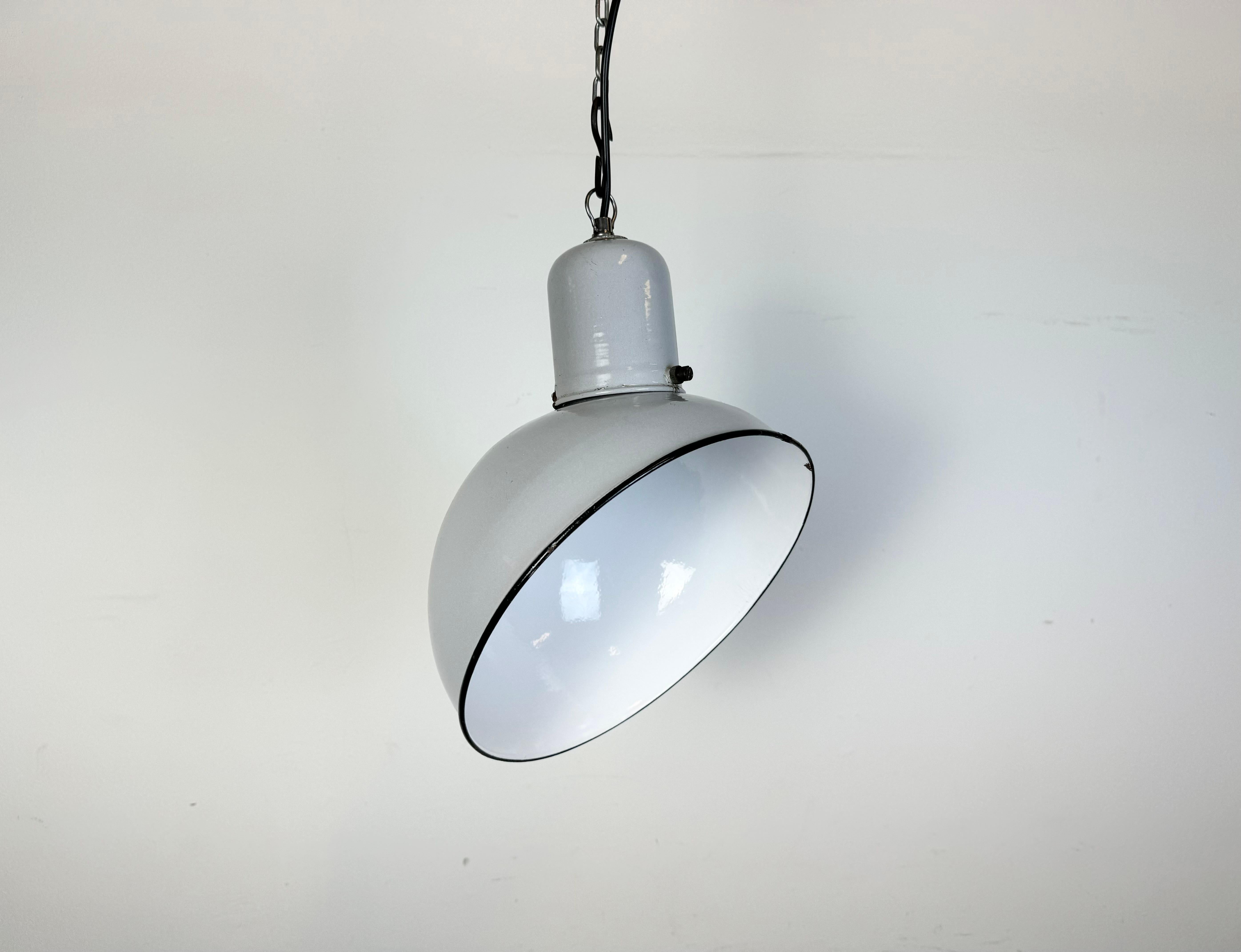- Lampada industriale vintage degli anni '60 
- Prodotto nei Paesi Bassi
- Corpo in smalto grigio e interno in smalto bianco
- Top in ferro 
- L'attacco richiede lampadine standard E27/E26 
- Nuovo filo 
- Diametro del paralume: 27 cm
- Peso: 1 kg
