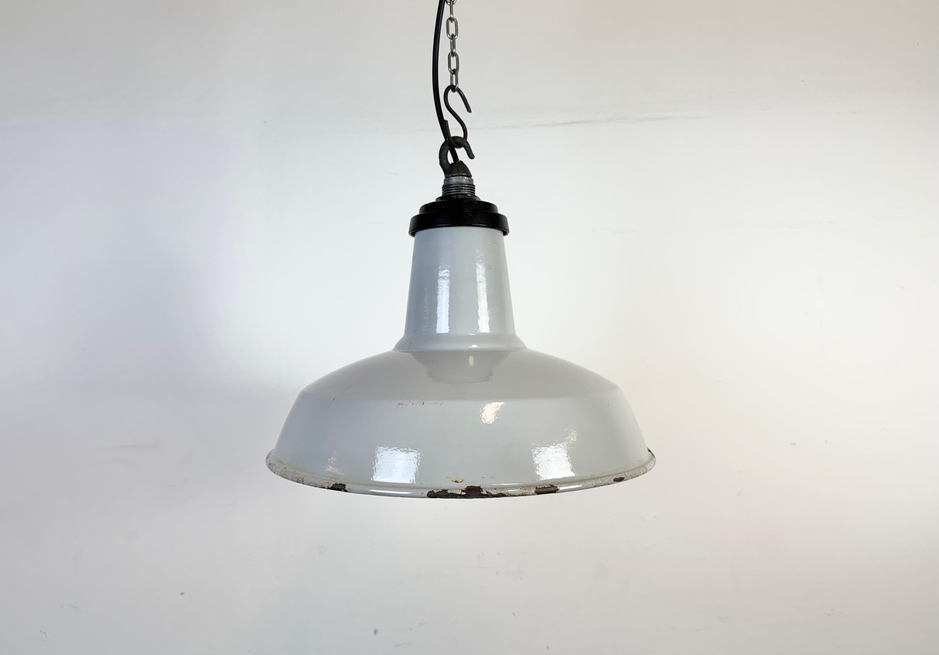 Lampada a sospensione industriale in smalto grigio realizzata nel Regno Unito negli anni Sessanta. Smalto bianco all'interno del paralume. Piano in alluminio. L'attacco richiede lampadine standard E26/E27. Un nuovo cavo. Il peso della lampada è di