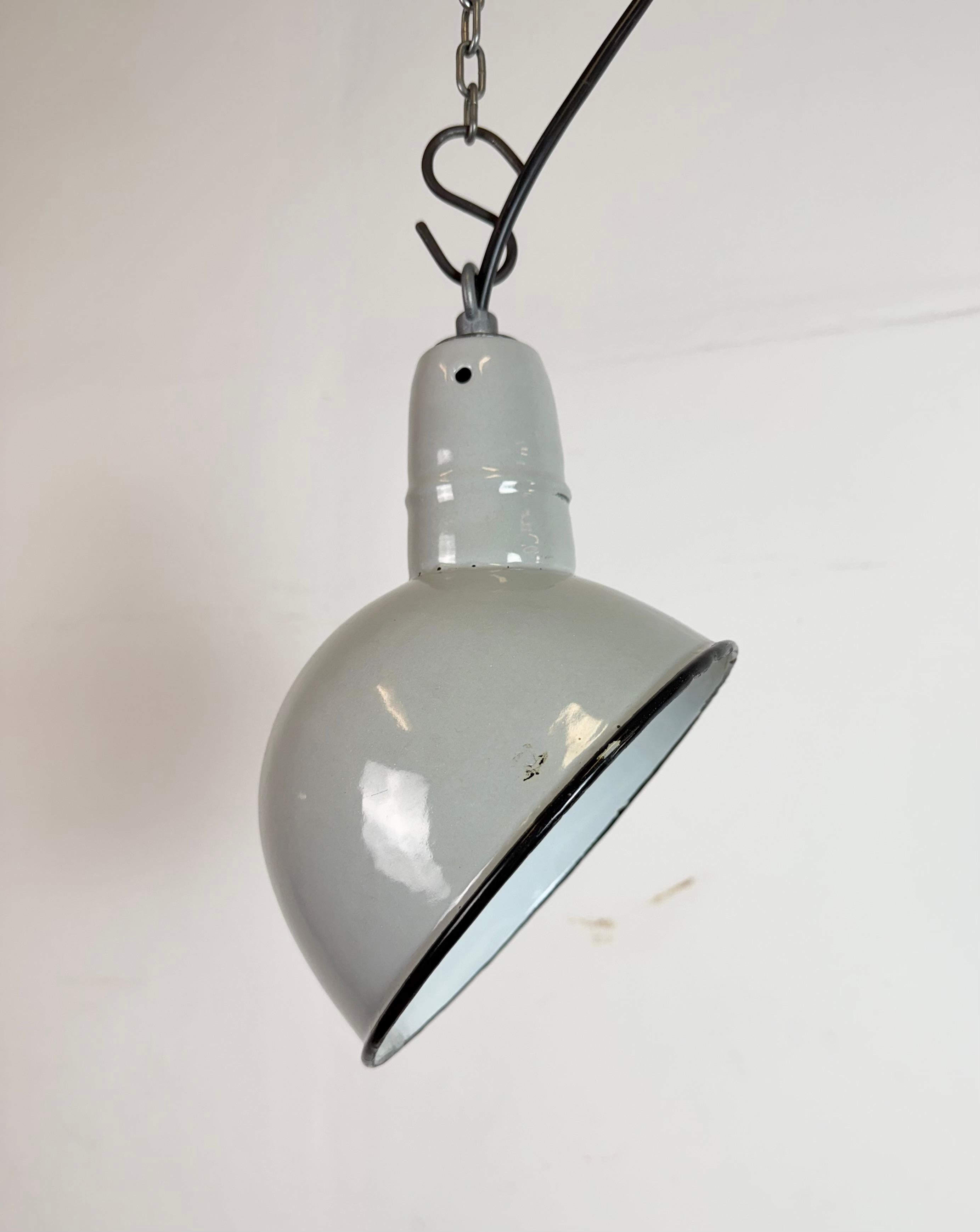 - Lampada industriale vintage degli anni '60 
- Prodotto nel Regno Unito
- Corpo in smalto grigio con interni in smalto bianco
- Top in ferro 
- L'attacco richiede lampadine standard E27/E26 
- Nuovo filo 
- Diametro del paralume: 18 cm
- Peso: 0,6