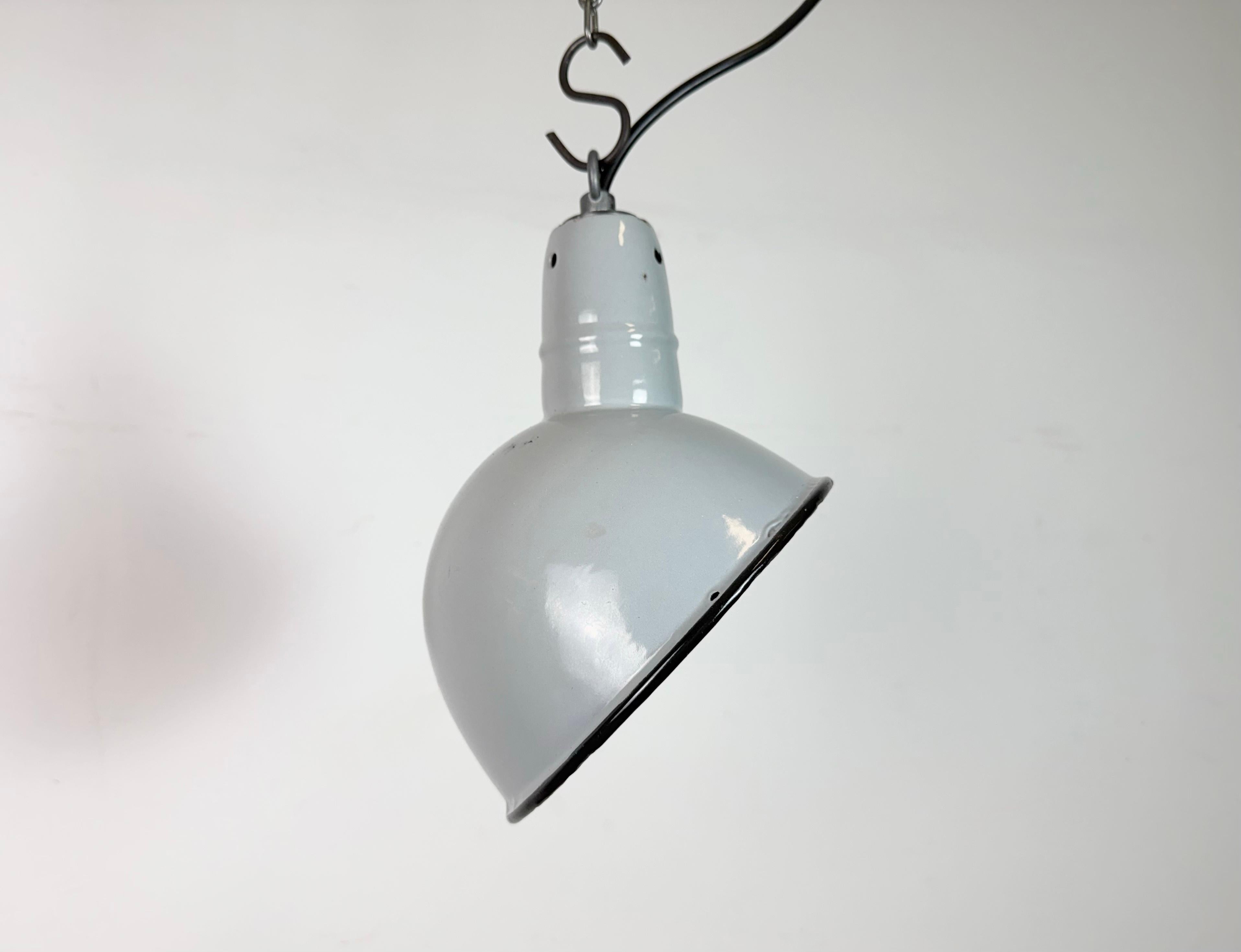 - Lampe d'usine industrielle vintage des années 1960 
- Fabriqué au Royaume-Uni
- Corps en émail gris avec intérieur en émail blanc
- Dessus en fer 
- La douille est compatible avec les ampoules standard E27/ E26 
- Nouveau câble 
- Diamètre de