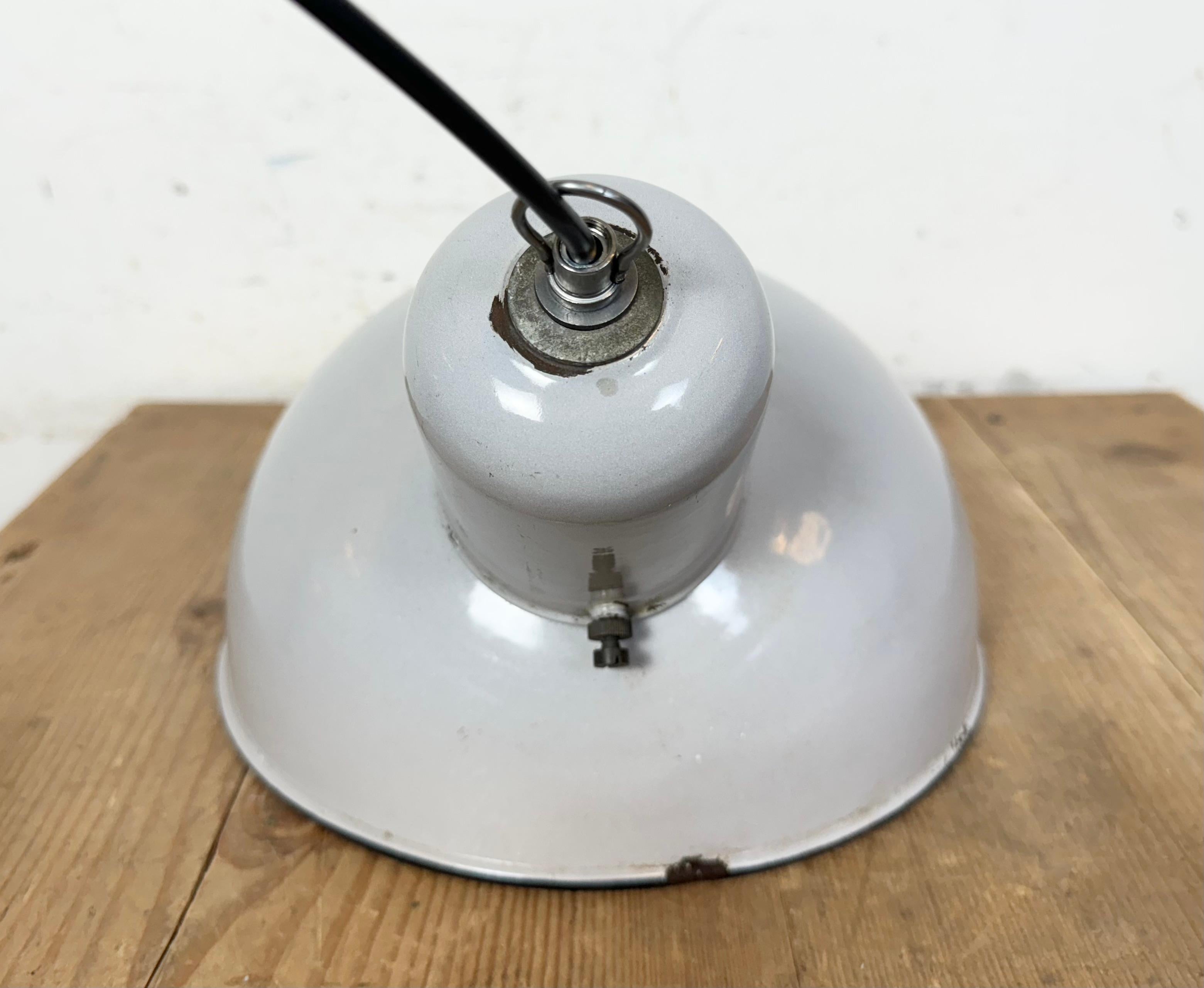 Lampada a sospensione industriale di fabbrica in smalto grigio, anni '60 in vendita 13