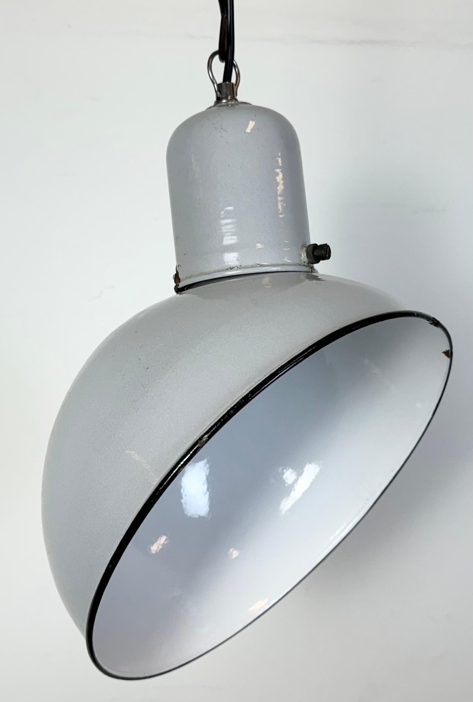 Olandese Lampada a sospensione industriale di fabbrica in smalto grigio, anni '60 in vendita