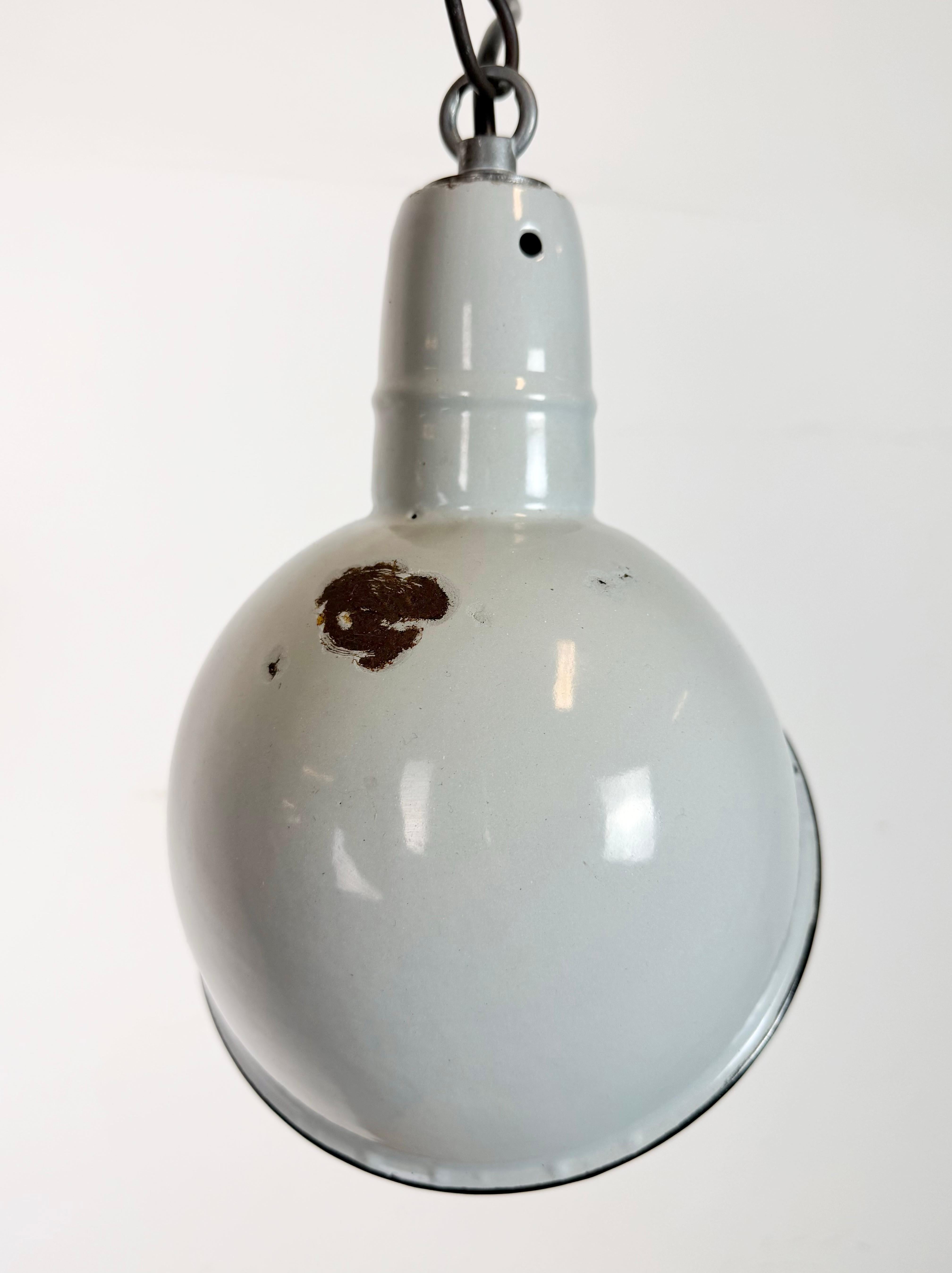 Britannique Lampe suspendue industrielle en émail gris, années 1960 en vente