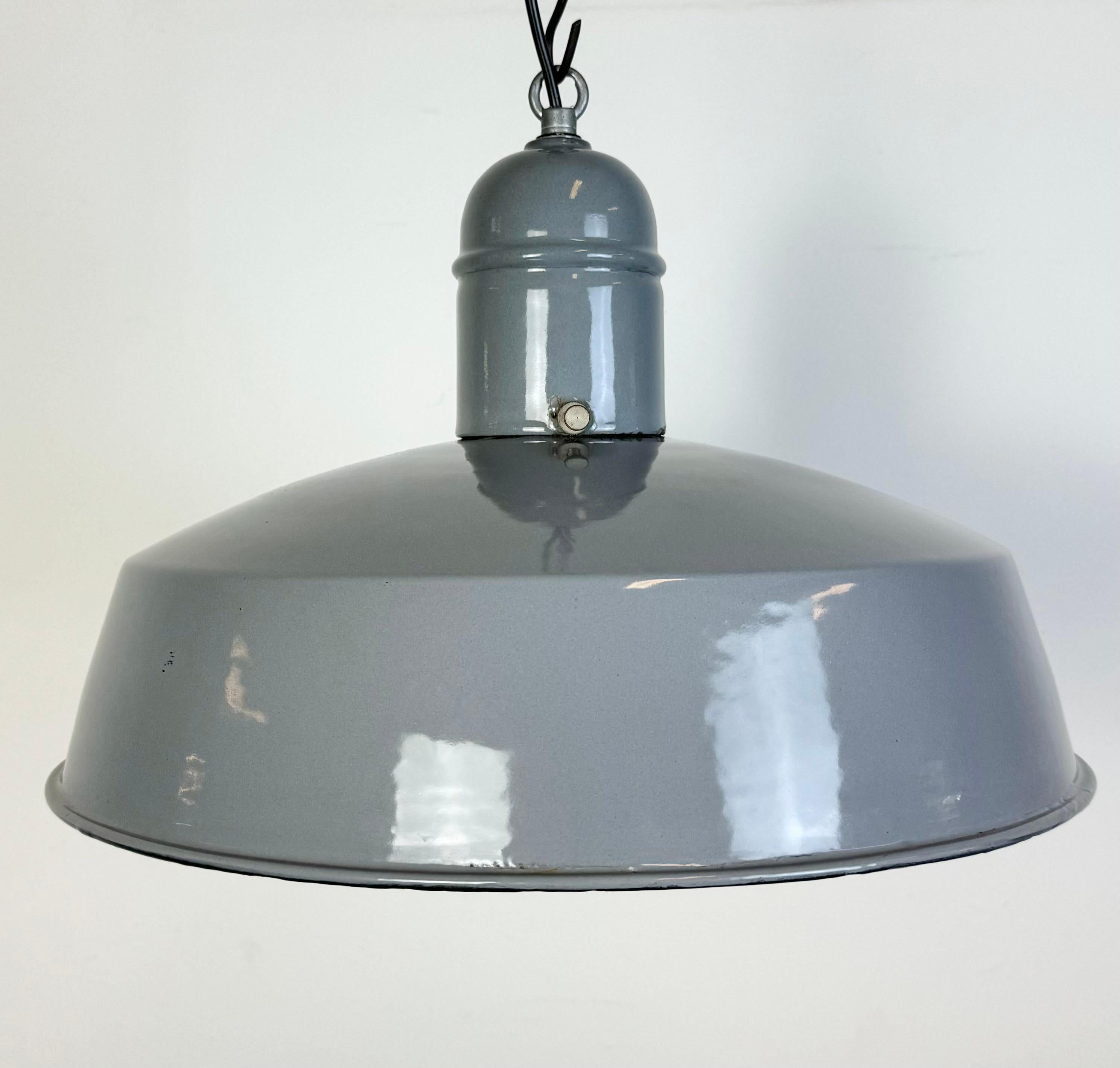 Lampada a sospensione industriale di fabbrica in smalto grigio, anni '60 In condizioni buone in vendita a Kojetice, CZ