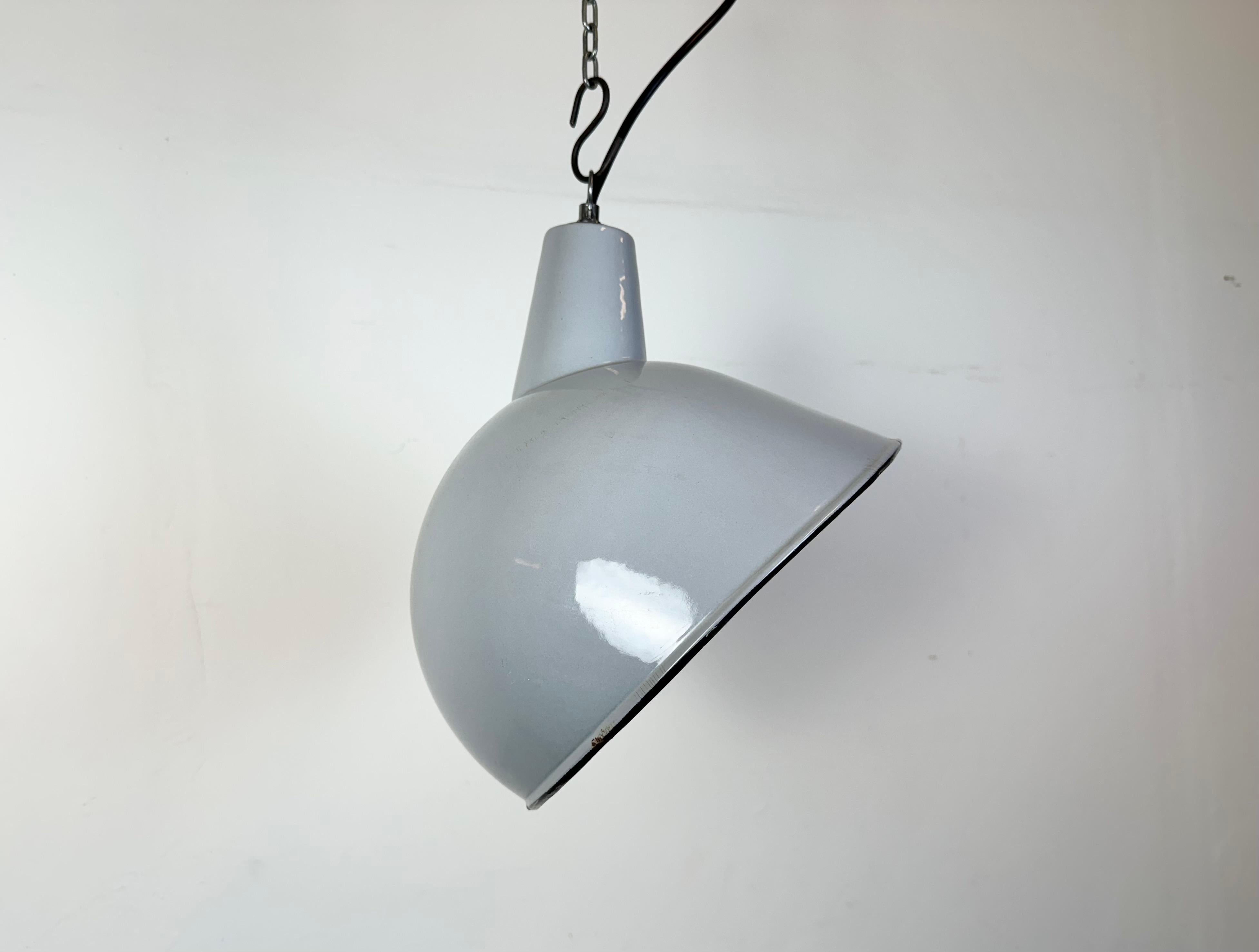Lampada a sospensione industriale di fabbrica in smalto grigio, anni '60 In condizioni buone in vendita a Kojetice, CZ