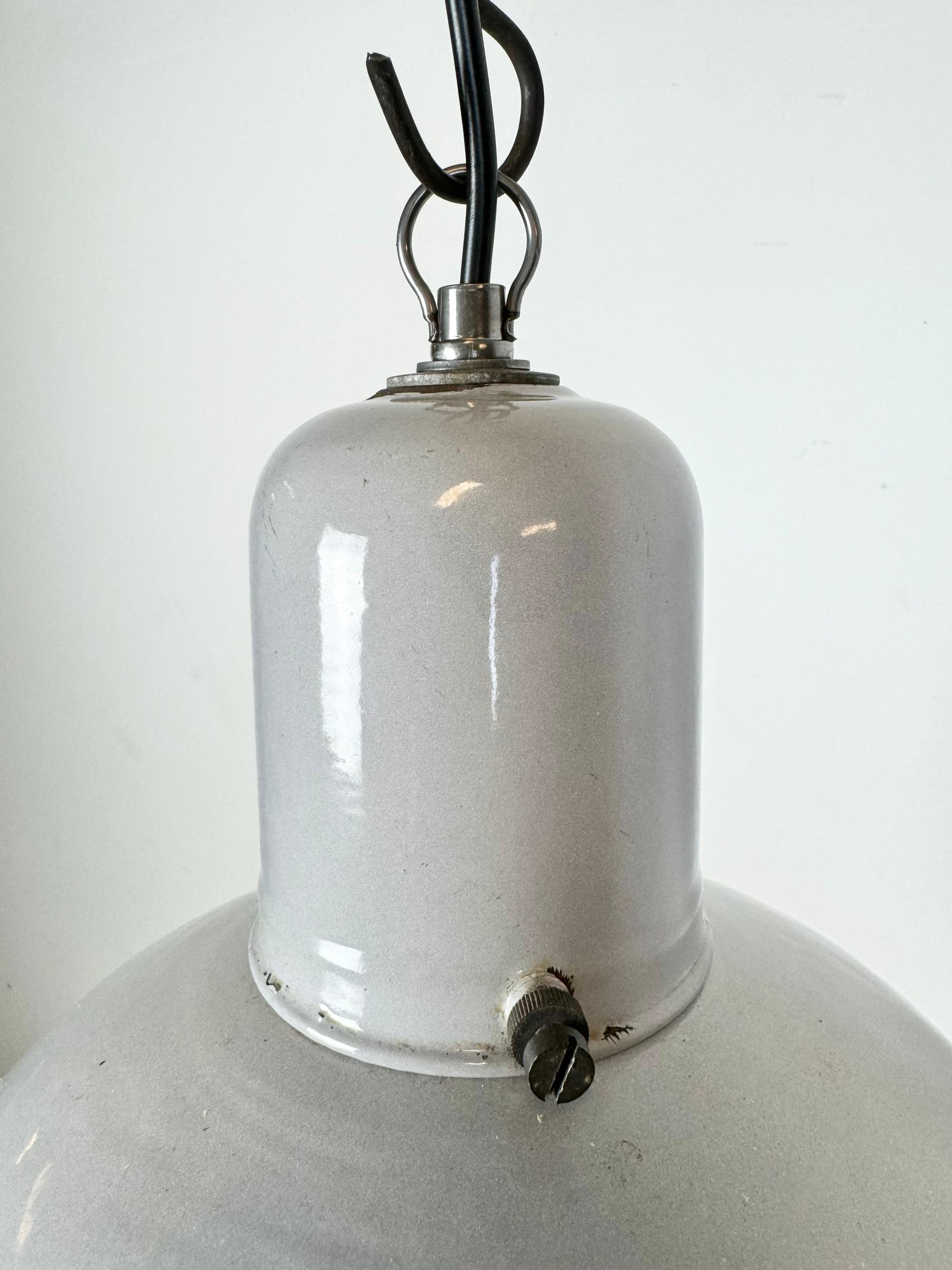 Lampada a sospensione industriale di fabbrica in smalto grigio, anni '60 In condizioni buone in vendita a Kojetice, CZ