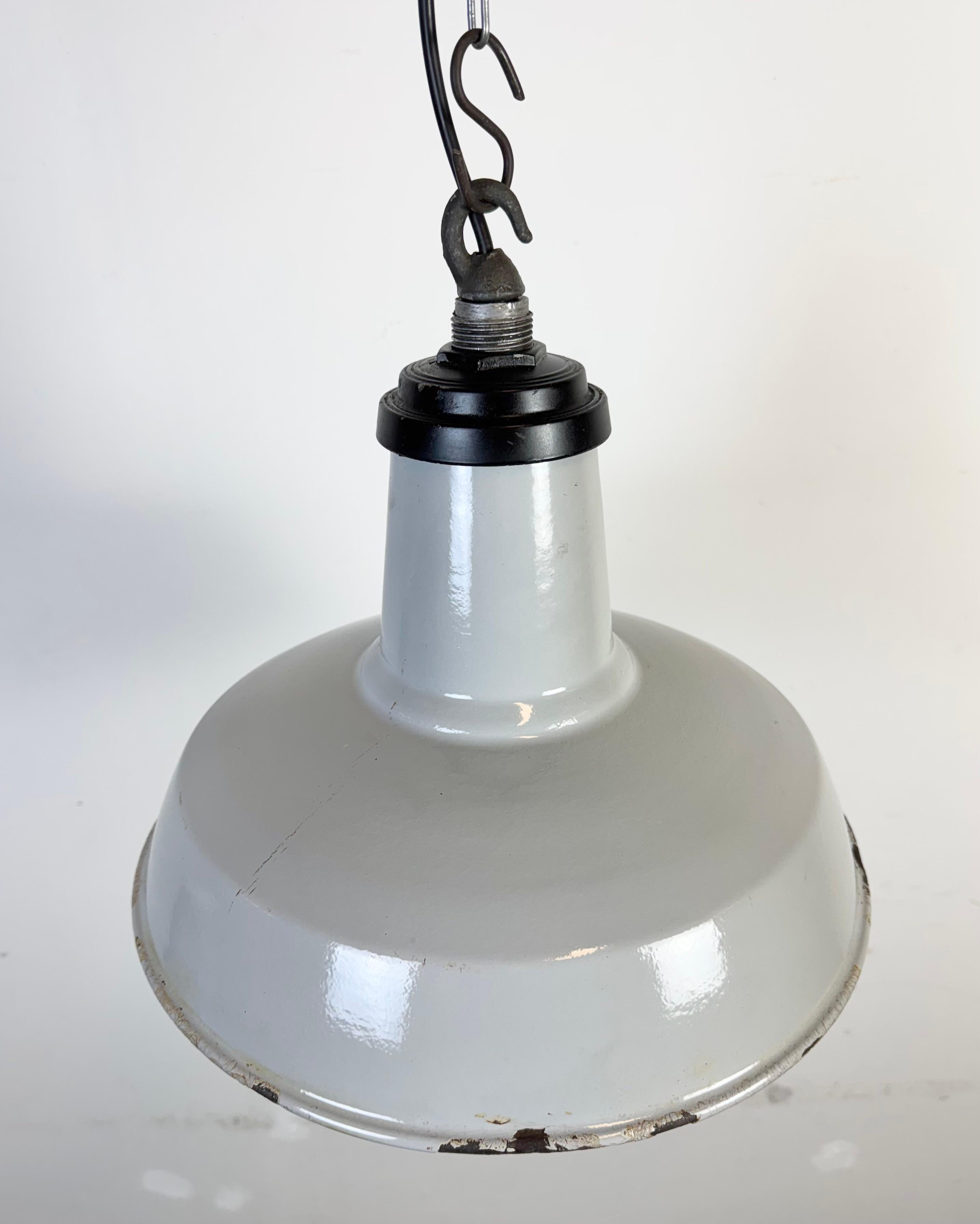 Lampada a sospensione industriale di fabbrica in smalto grigio, anni '60 In condizioni buone in vendita a Kojetice, CZ