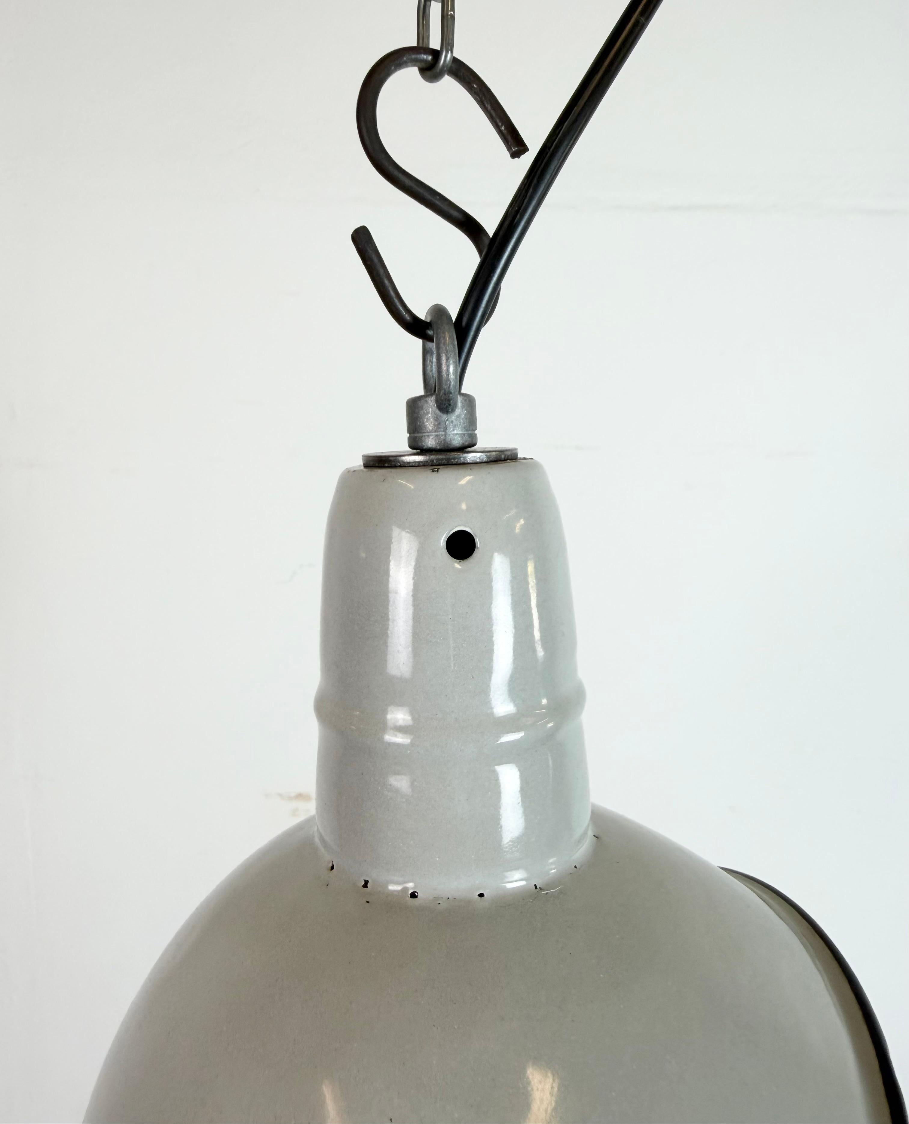 Lampada a sospensione industriale di fabbrica in smalto grigio, anni '60 In condizioni buone in vendita a Kojetice, CZ