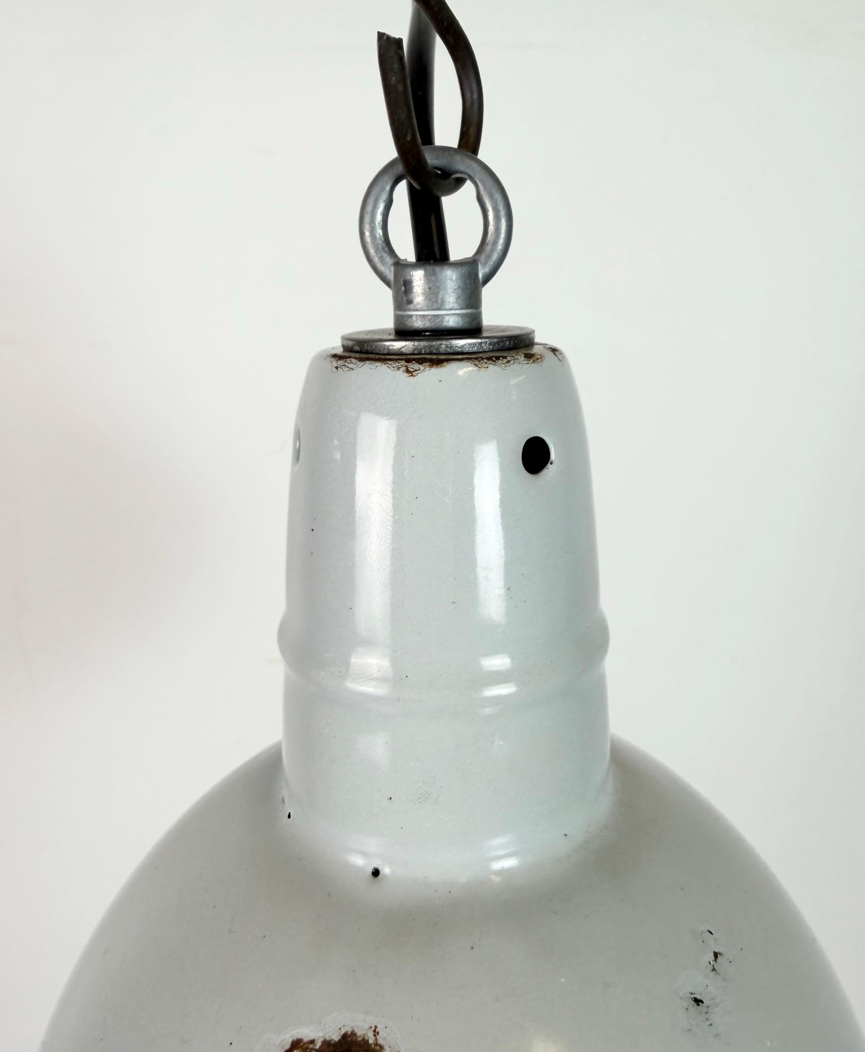 Lampe suspendue industrielle en émail gris, années 1960 Bon état - En vente à Kojetice, CZ