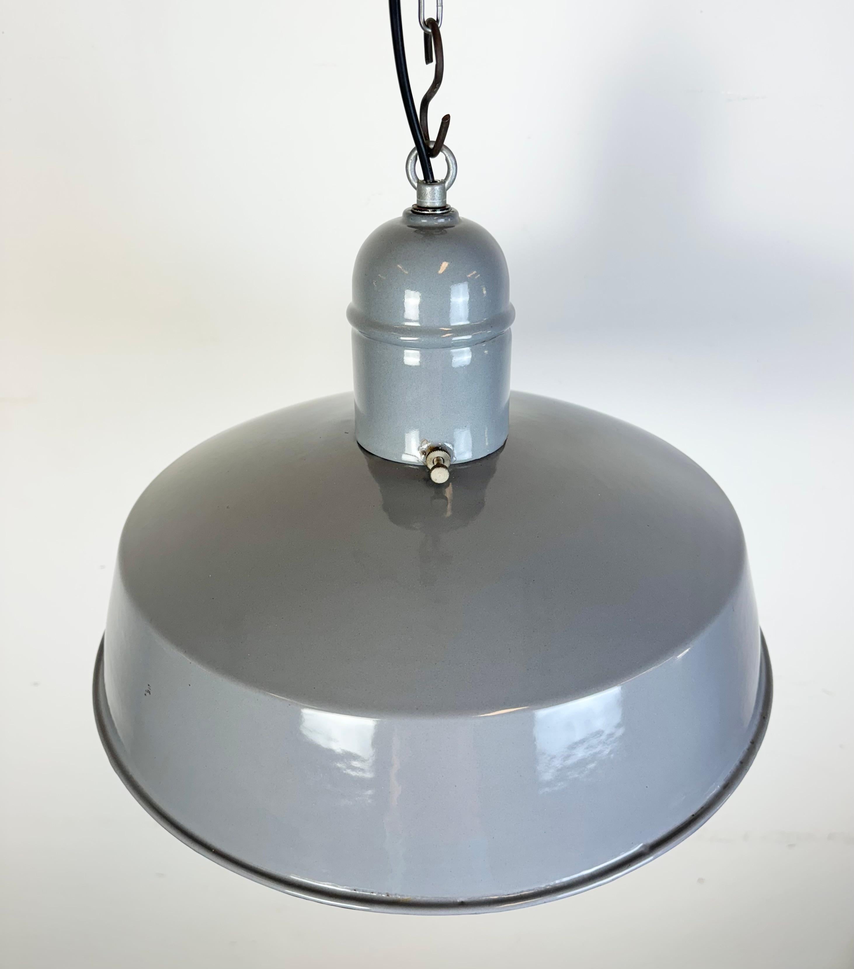 XX secolo Lampada a sospensione industriale di fabbrica in smalto grigio, anni '60 in vendita