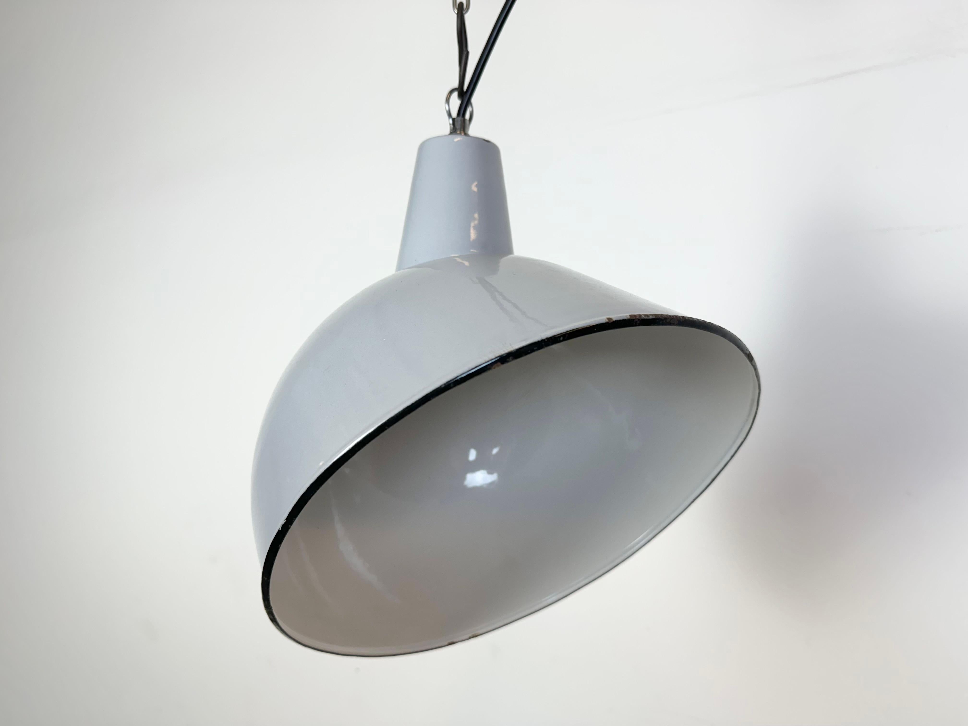 XX secolo Lampada a sospensione industriale di fabbrica in smalto grigio, anni '60 in vendita
