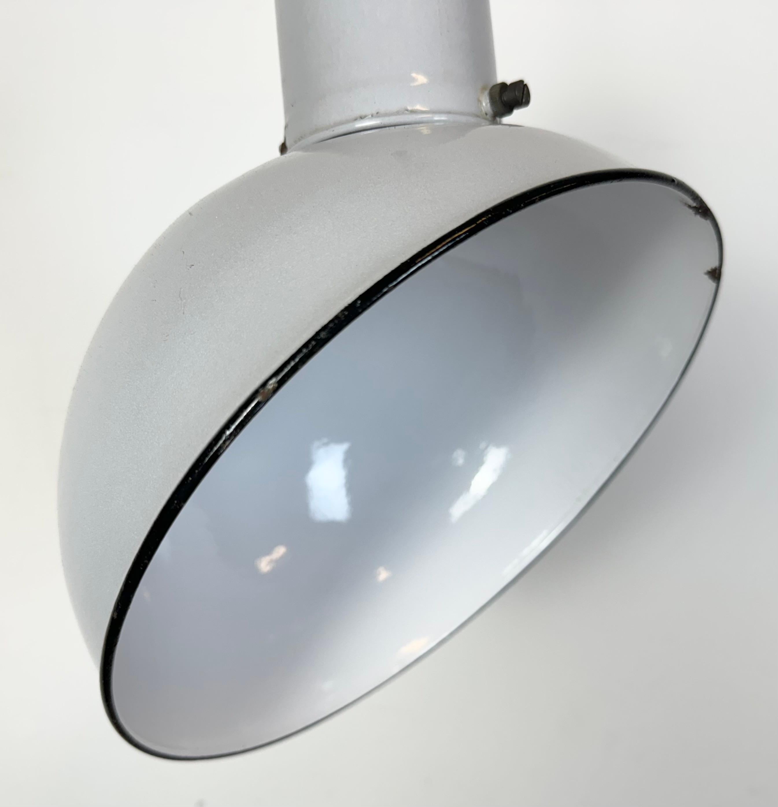 Metà XX secolo Lampada a sospensione industriale di fabbrica in smalto grigio, anni '60 in vendita