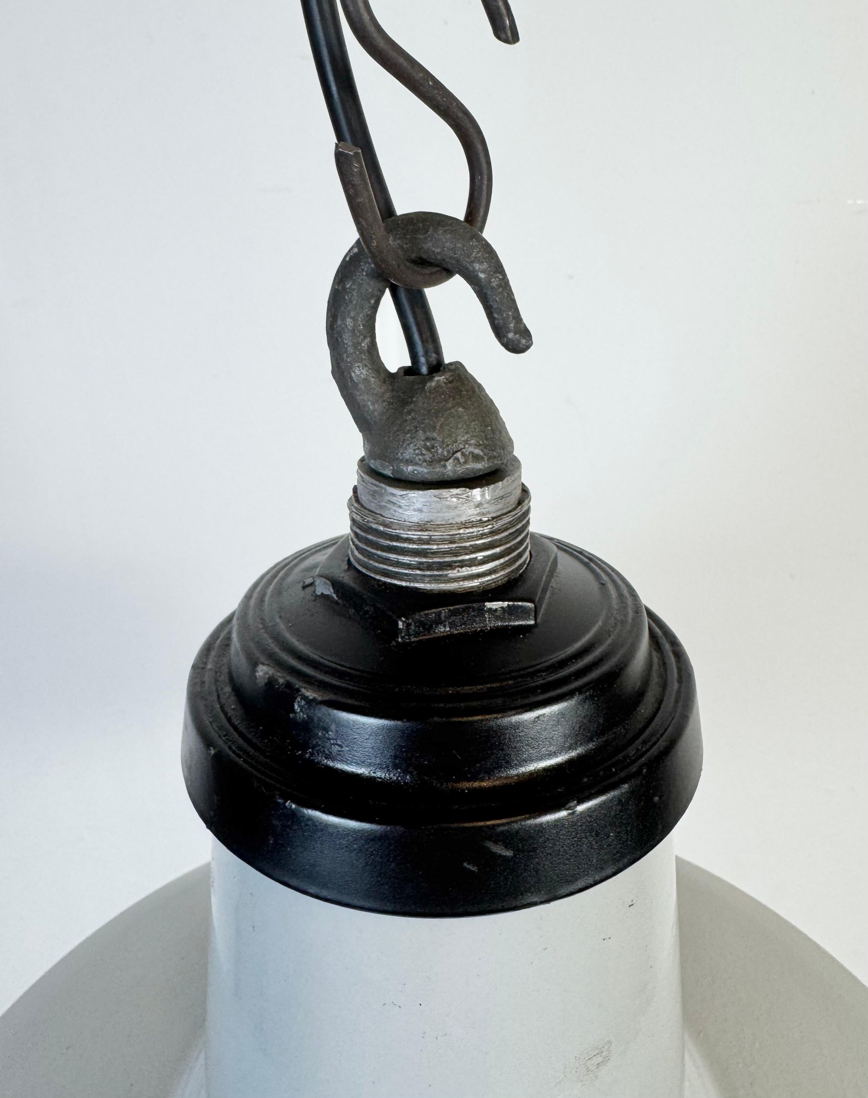 XX secolo Lampada a sospensione industriale di fabbrica in smalto grigio, anni '60 in vendita