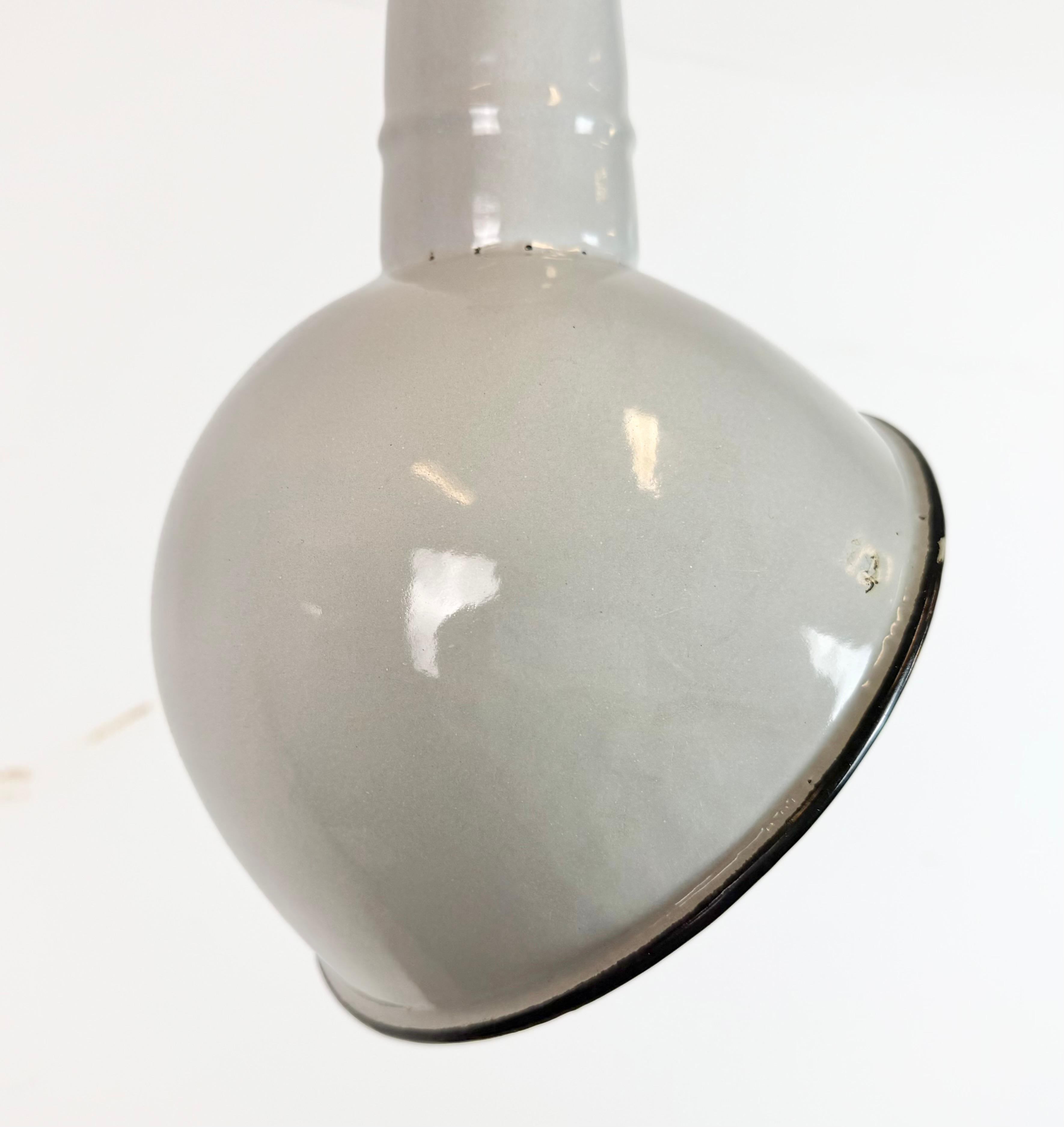 Metà XX secolo Lampada a sospensione industriale di fabbrica in smalto grigio, anni '60 in vendita
