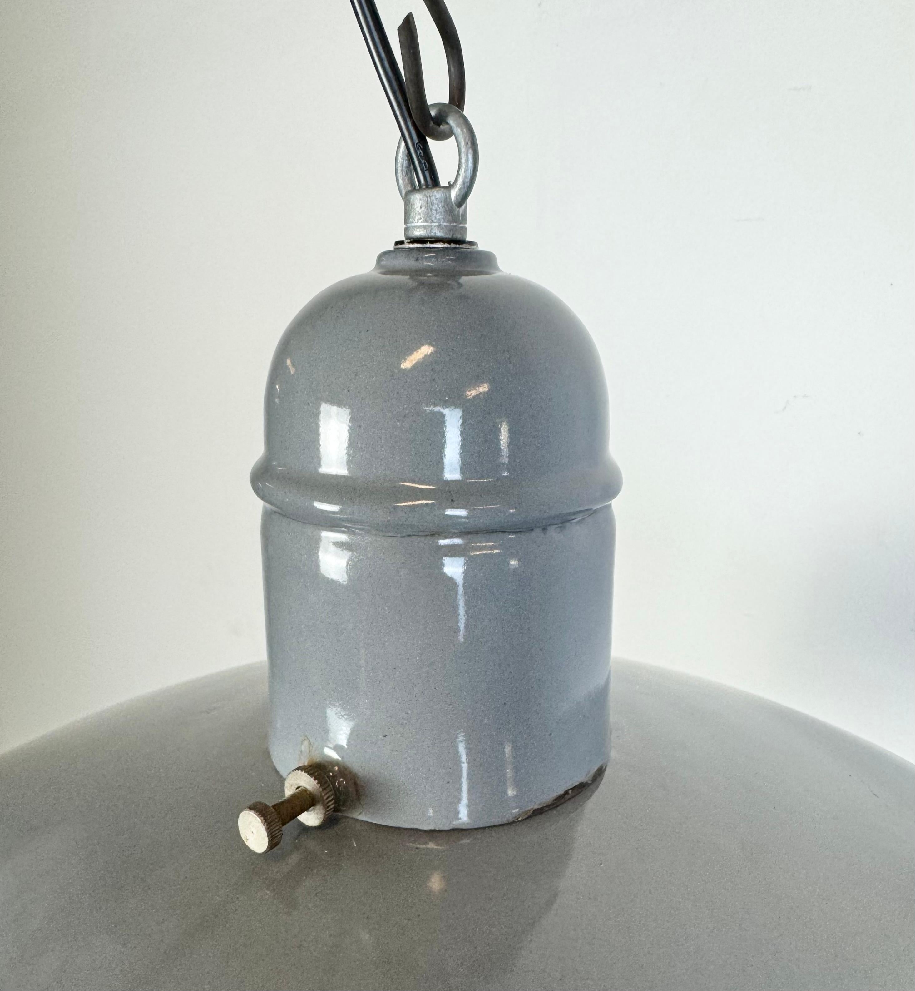 Ferro Lampada a sospensione industriale di fabbrica in smalto grigio, anni '60 in vendita