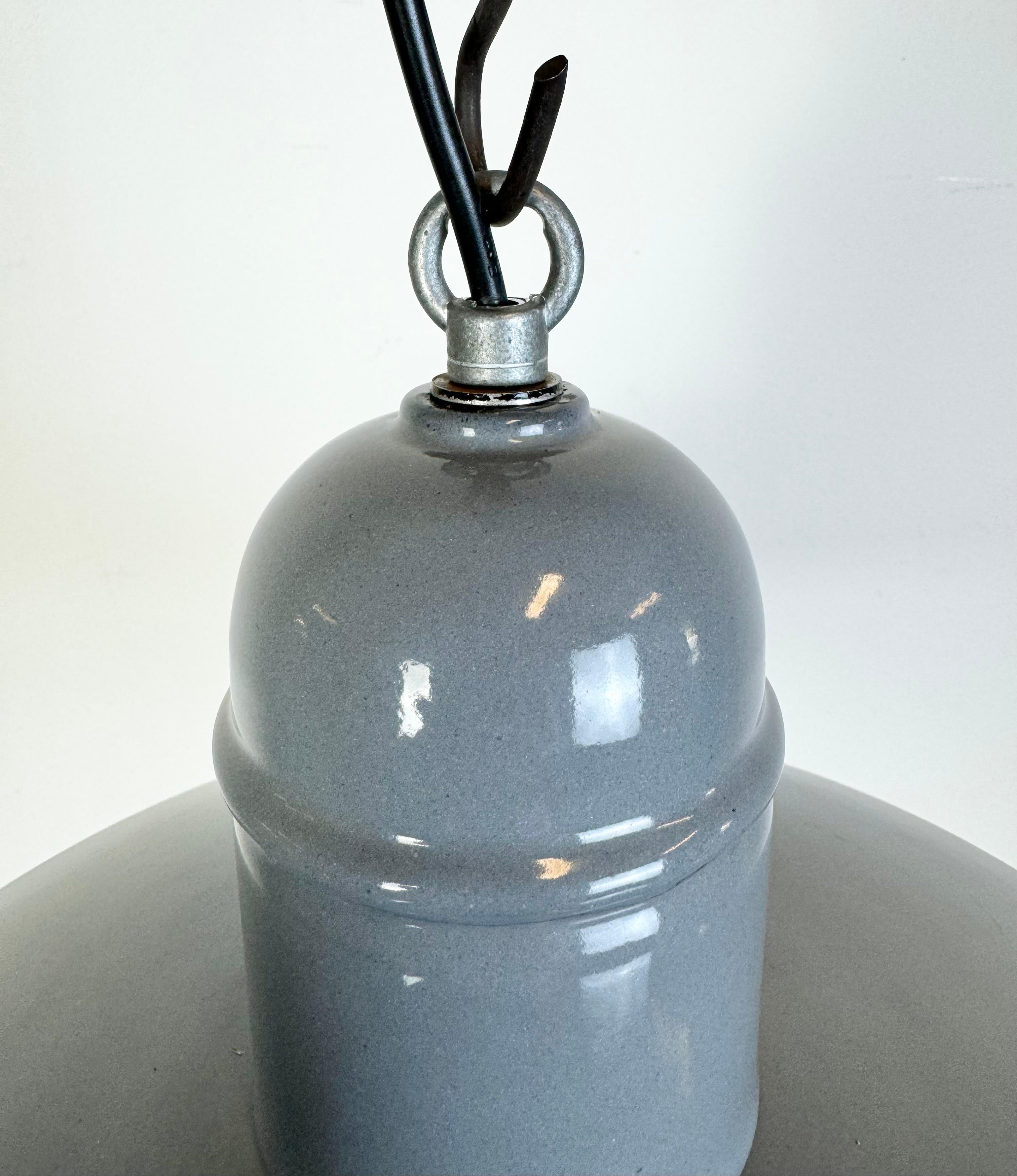 Lampada a sospensione industriale di fabbrica in smalto grigio, anni '60 in vendita 1